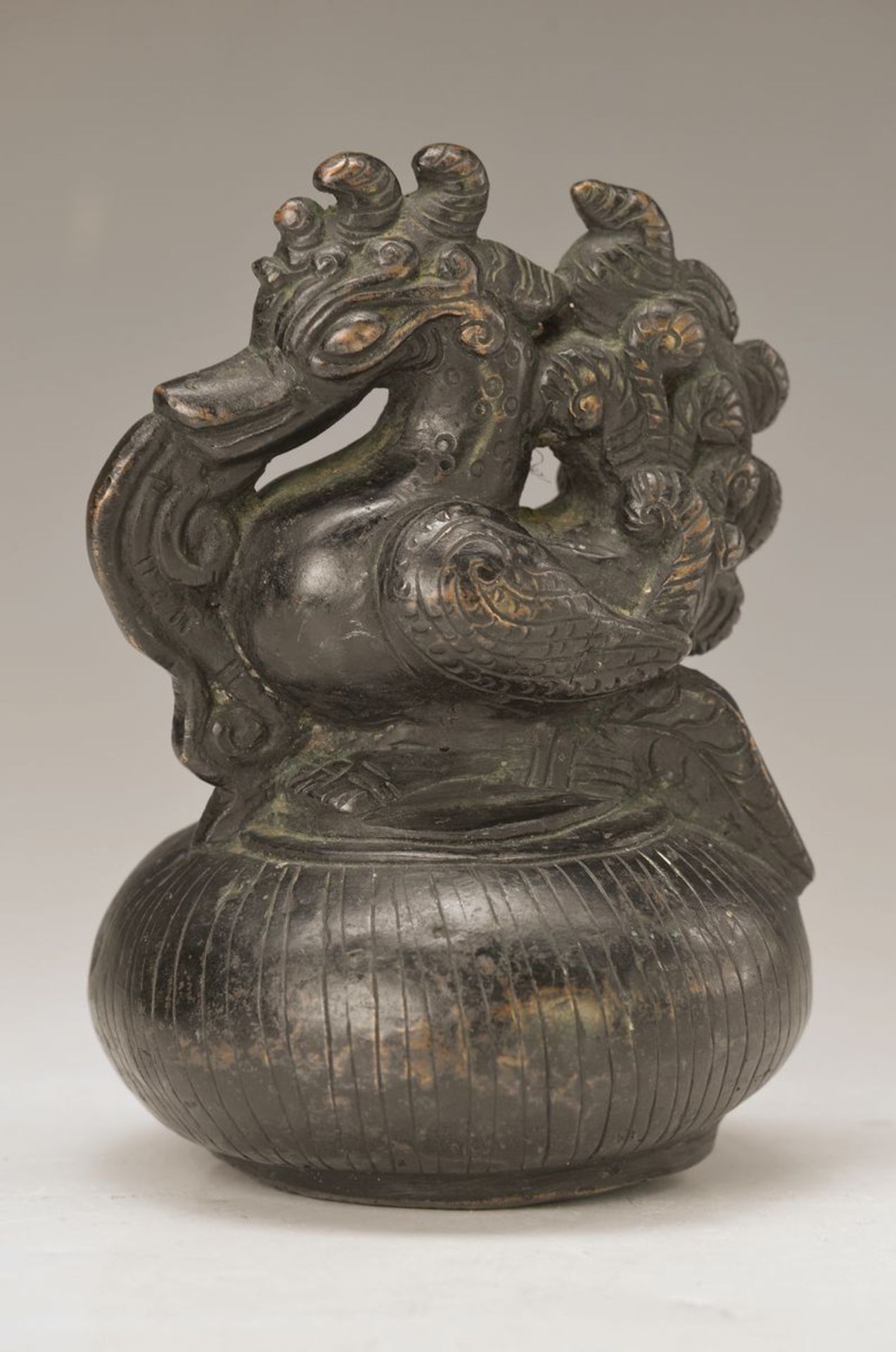 Großes Gewicht, Indien, 19.Jh., Bronze, Vollguss, schwarz-braun patiniert, Aufsatz in Form einer