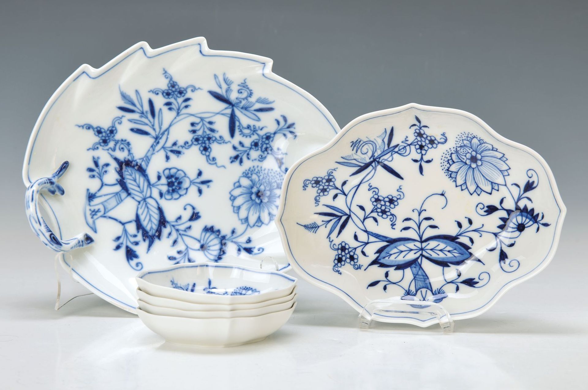 6 Teile Zwiebelmuster, Meissen, 20. Jh., Blattschale, 2. Wahl, ca. 21x18cm, Vierpass- Schale ca.