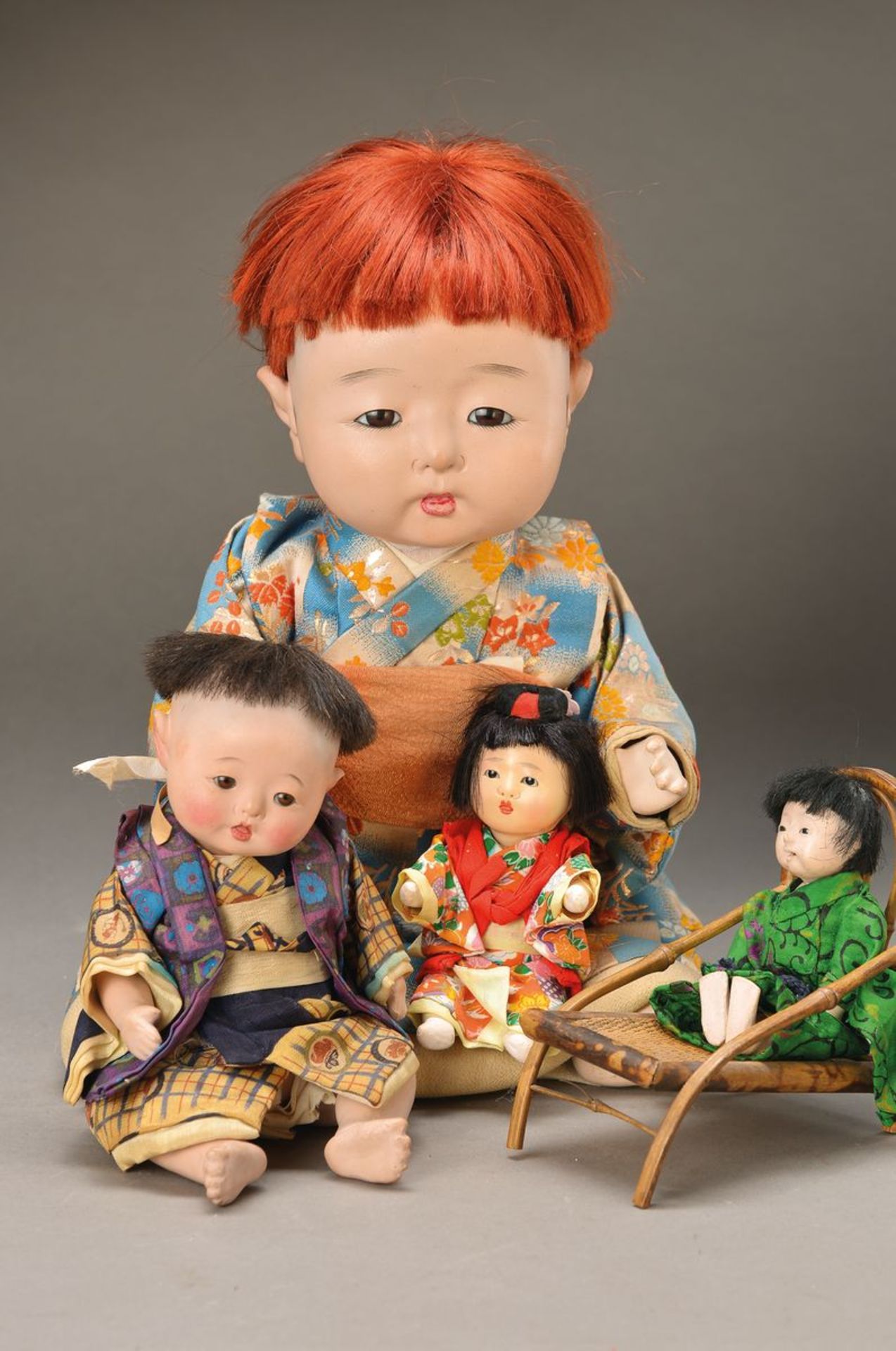 Vier japanische Puppen Ichimatsu, 1 x um 1930, bemaltes Gesicht mit eingesetzten Glasaugen und roter