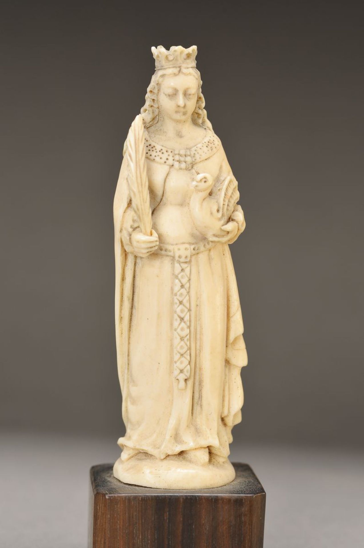 Heiligenfigur, Frankreich, 2. Hälfte 19. Jh., Elfenbein geschnitzt, Heilige mit Vogel und Feder,
