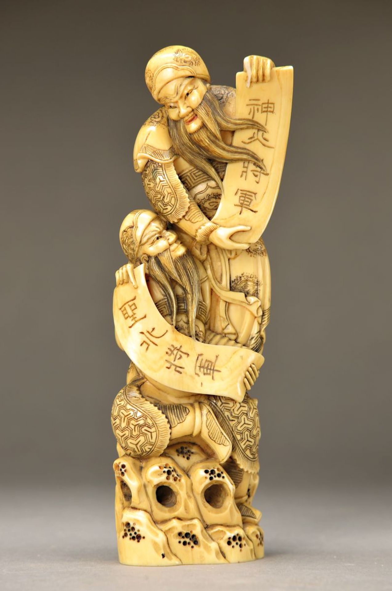 Elfenbeinschnitzerei, China, um 1900-10, vollplastische Figurengruppe, schöne tiefe Schnitzerei,