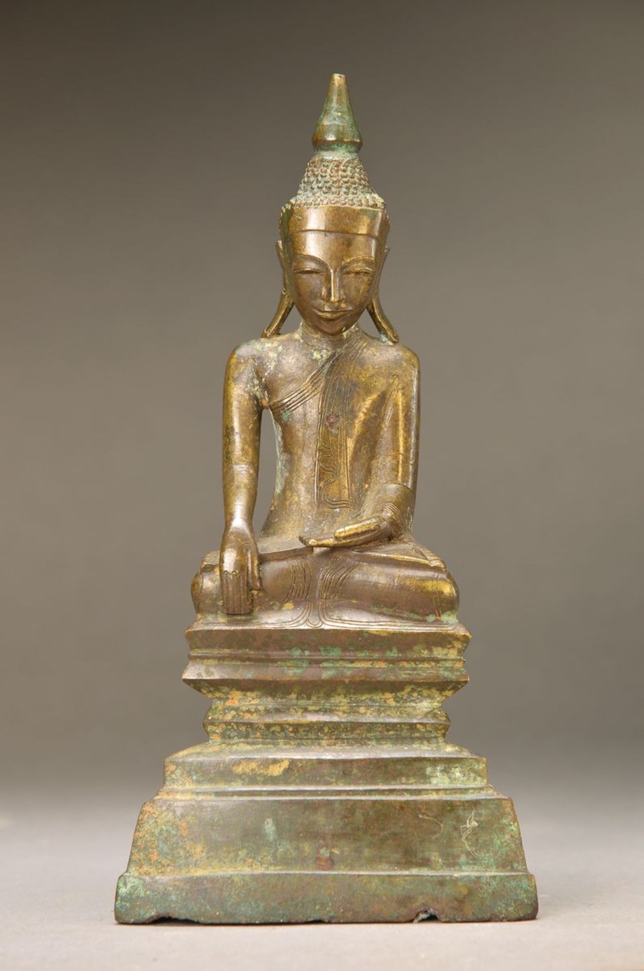 Buddha, Thailand, um 1900, Bronze, Reste goldfarbener Patinierung, l. oxidiert, auf vielfach