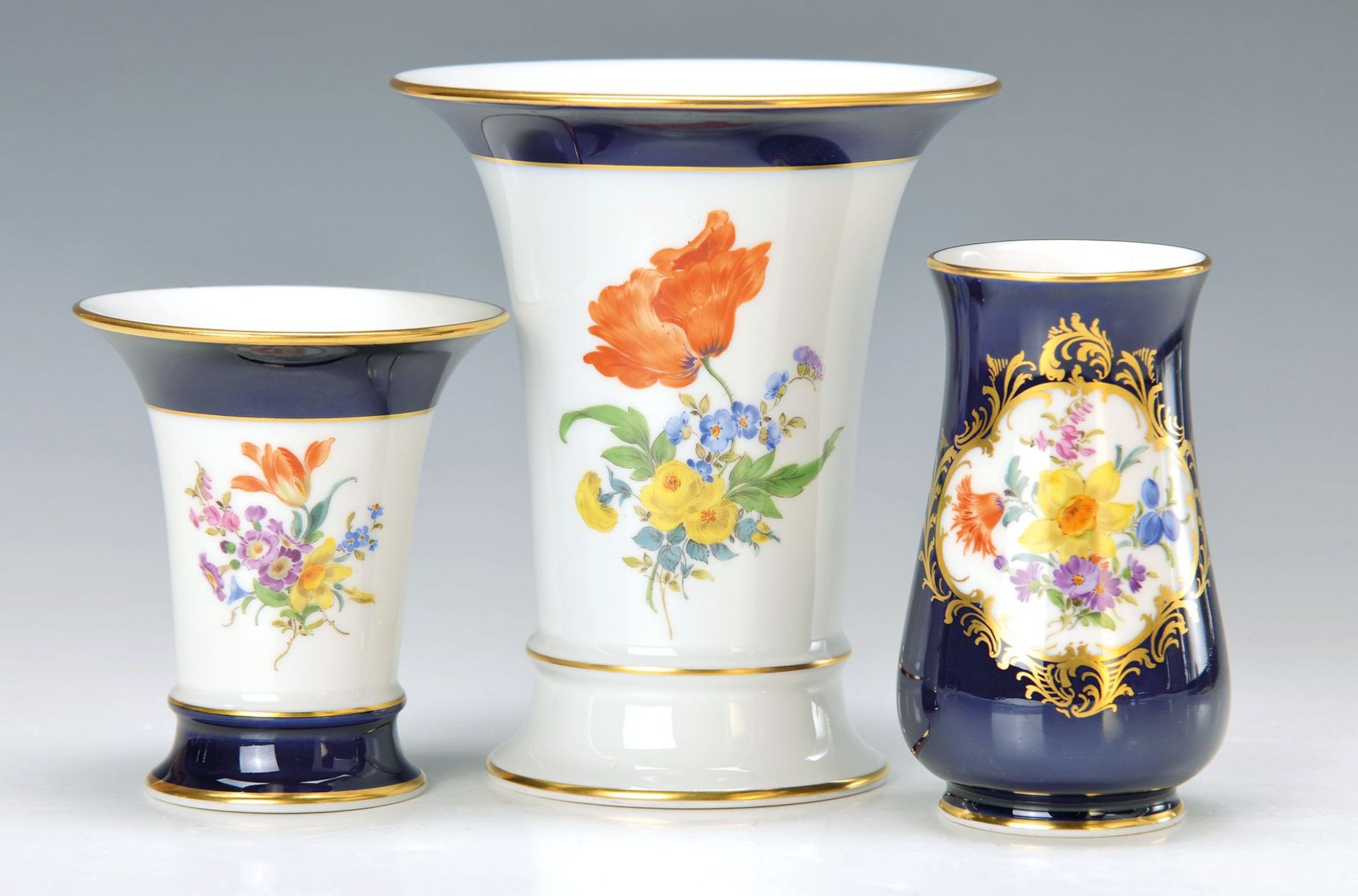 Drei Vasen, Meissen, 2. H. 20. Jh., 1x 2. Wahl, reiches Blumenbukett, gold gehöht, H. ca. 6.5/ 10.