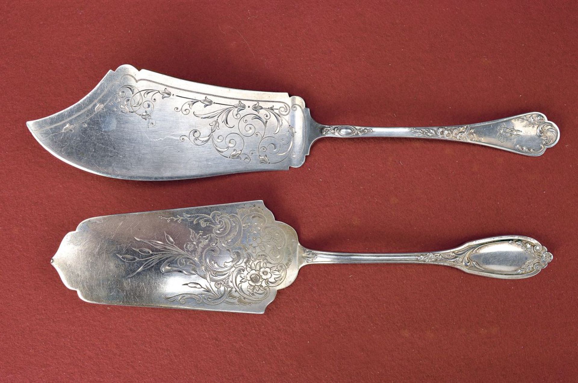 Zwei Tortenheber, Koch & Bergfeld, um 1908-10, 800er Silber, fein ziselierter Dekor, L.ca. 26.5 bzw.