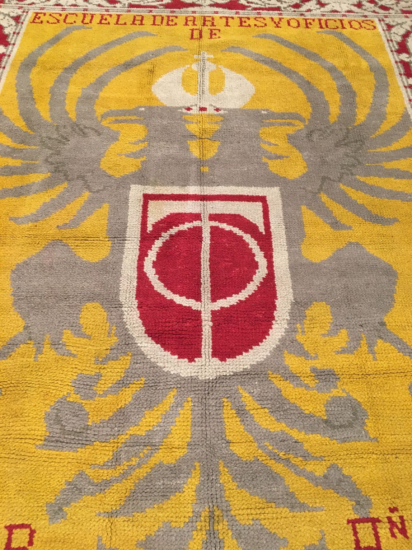 Großer spanischer "Wappen-Teppich" alt (Signiert: Escuela De Artes Y Oficios "Hi Ni.O. B.P.", Ano - Bild 7 aus 10