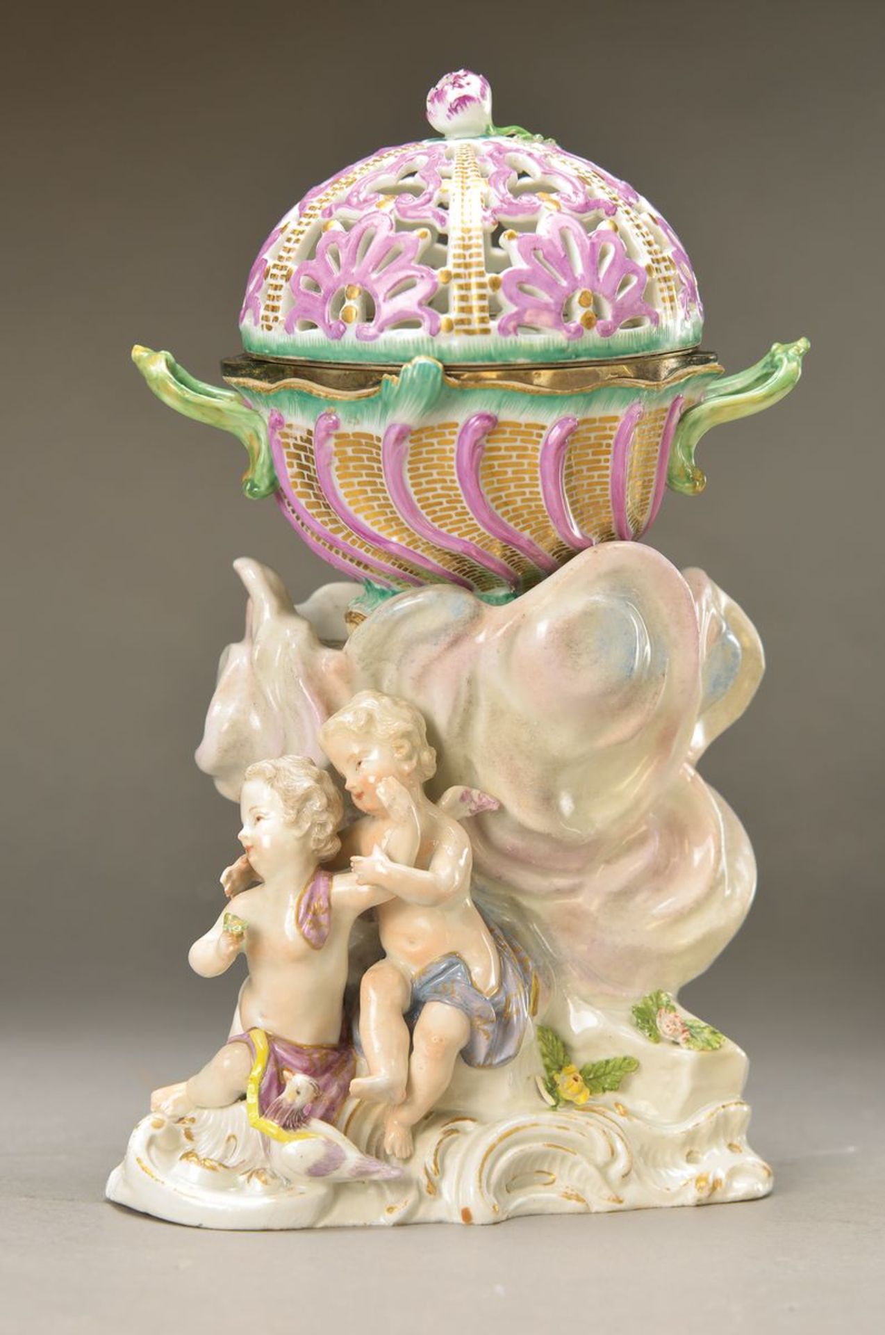 Fürstliches Potpourri, Meissen, um 1745, Porzellan, auf Rocaillensockel zwei Amoretten mit Taube,