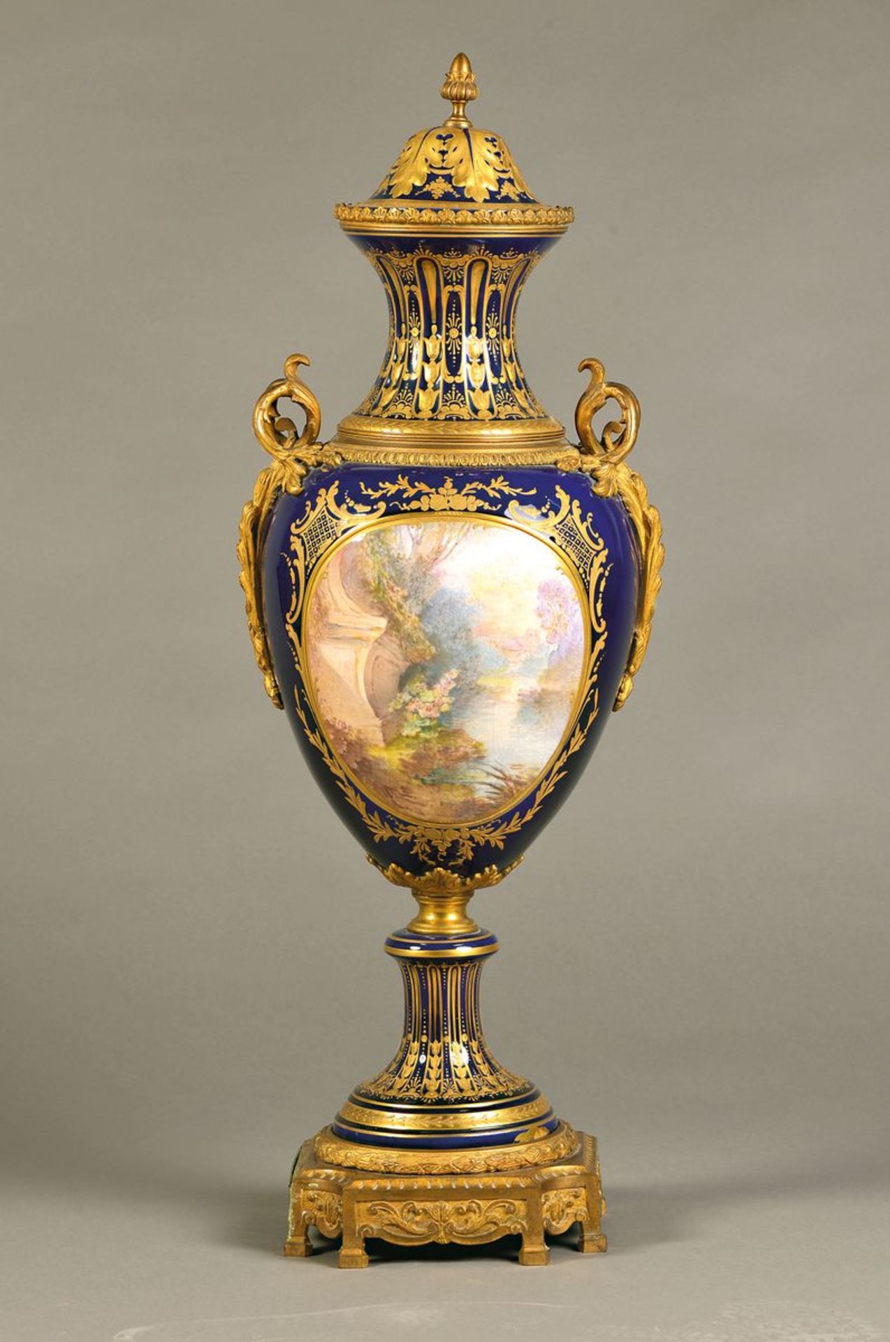 Große Prunkdeckelvase, Sevres, Chateau de Tuilleries, 1840er Jahre, kobaltblauer Fond, zwei große