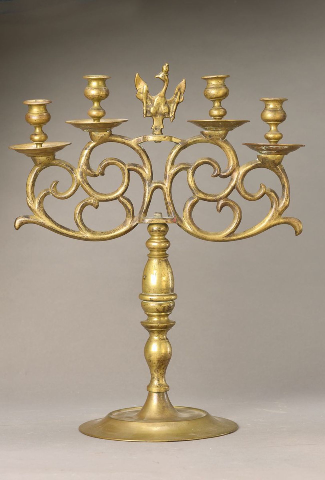 Paar Kerzenleuchter, Preussen, um 1760-70, Messing, vier Brennstellen auf Voluten, mittig - Bild 2 aus 3