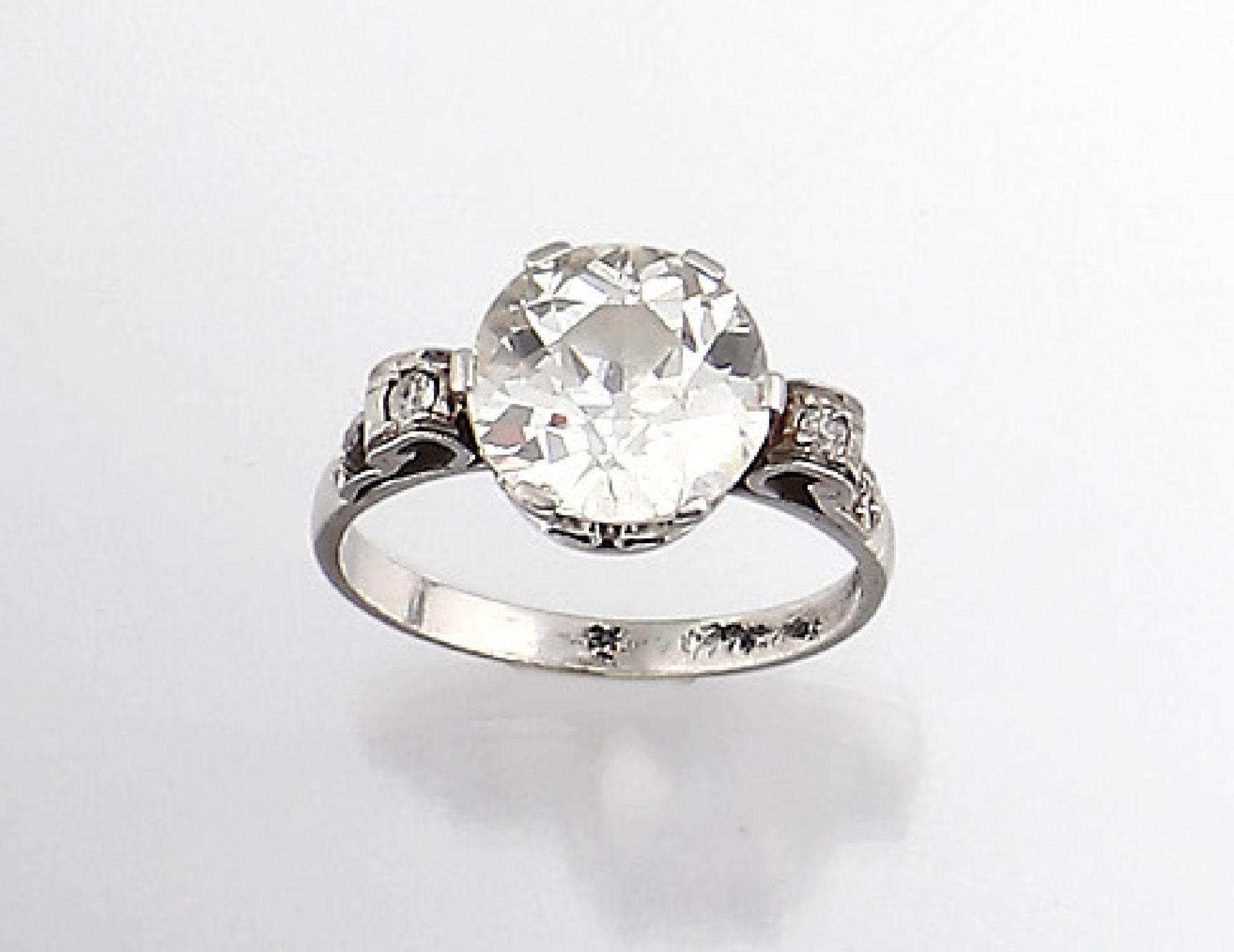 Platin Ring mit Diamanten, deutsch um 1905/10, Platin gepr., mittig Altschliffdiamant ca. 3.5 ct l.