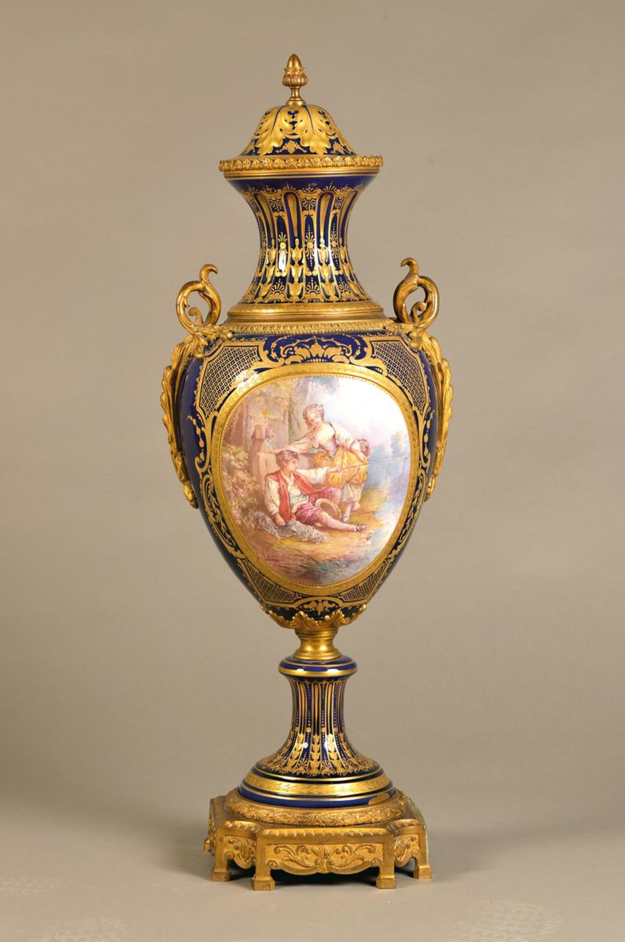 Große Prunkdeckelvase, Sevres, Chateau de Tuilleries, 1840er Jahre, kobaltblauer Fond, zwei große - Bild 2 aus 3