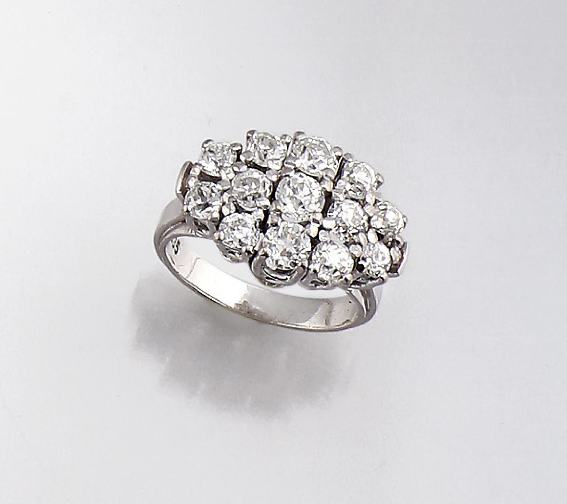 14 kt Gold Ring mit Diamanten, WG 585/000, 13 Altschliffdiamanten zus. ca. 2.4 ct Weiß-l.get.Weiß/