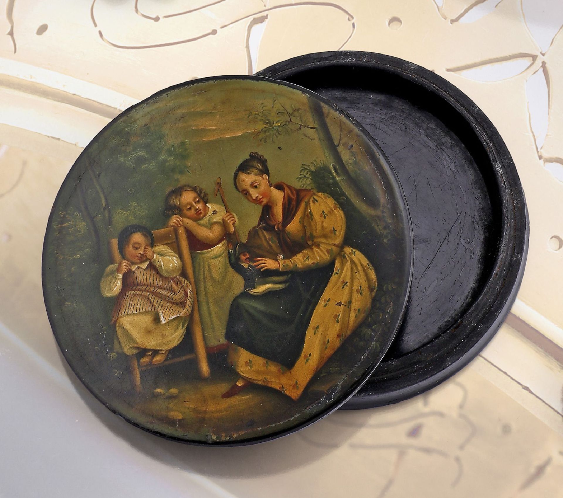 Lackdose, Frühbiedermeier, um 1800/10, wohl Stobwasser, Darst. einer Familie mit Mutter und 2