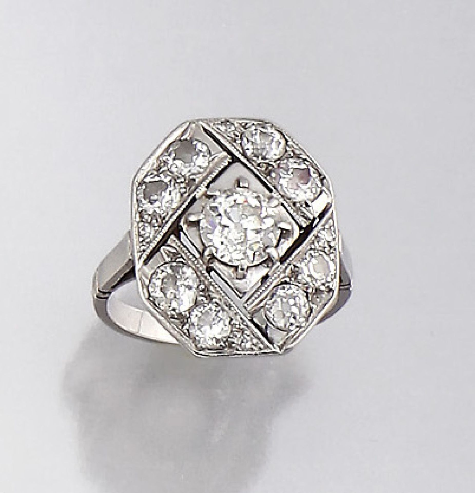 14 kt Gold Ring mit Diamanten, Platin gepr., um 1912/15, mittig 1 Altschliff-Diamant ca. 0.70 ct l.