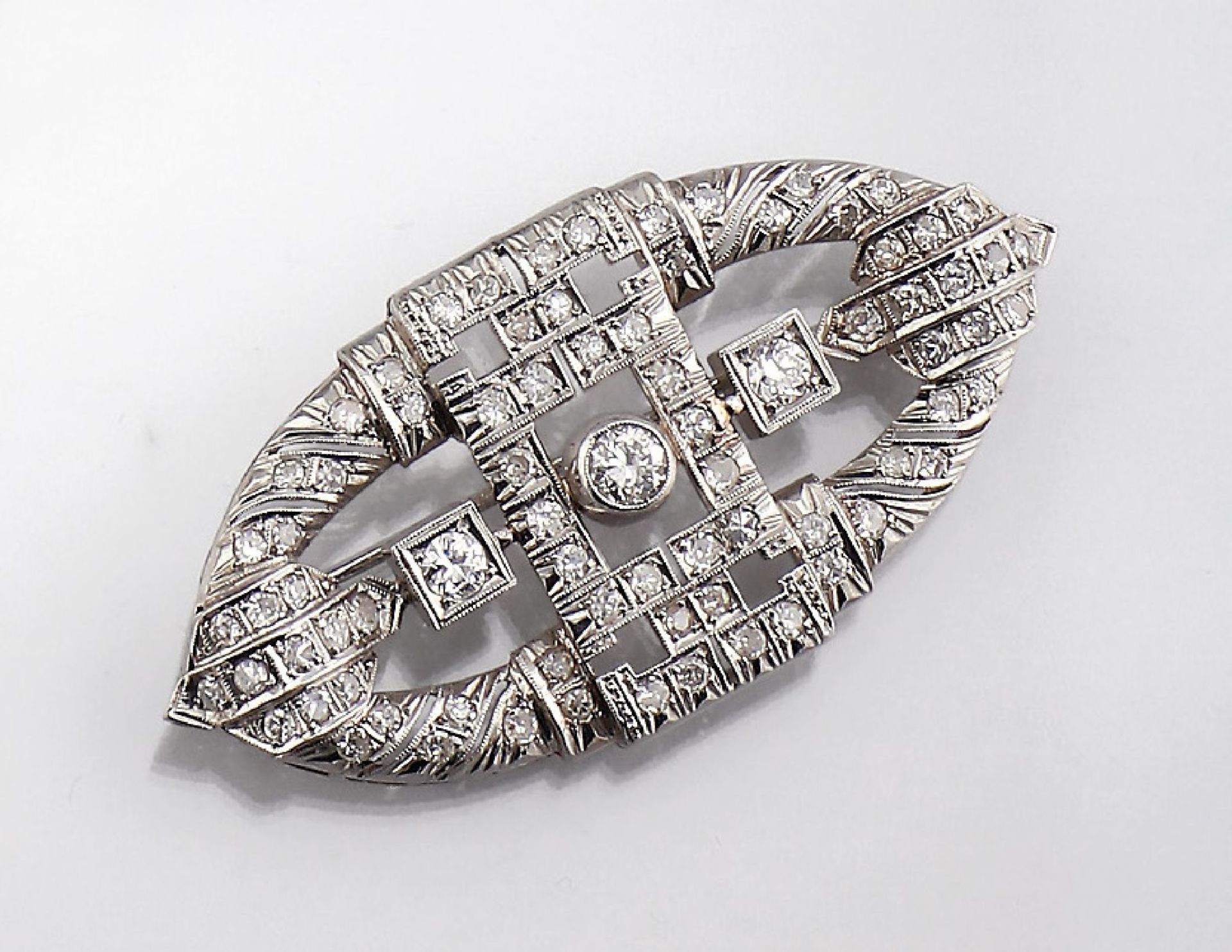 Platin Art-Deco Brosche mit Diamanten, 1930er Jahre, mittig 3 Altschliffdiamanten zus. ca. 0.70 ct