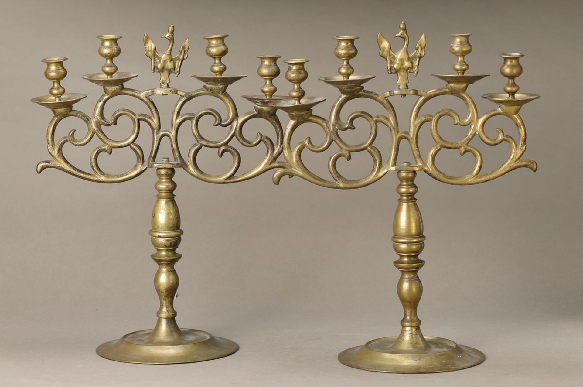 Paar Kerzenleuchter, Preussen, um 1760-70, Messing, vier Brennstellen auf Voluten, mittig