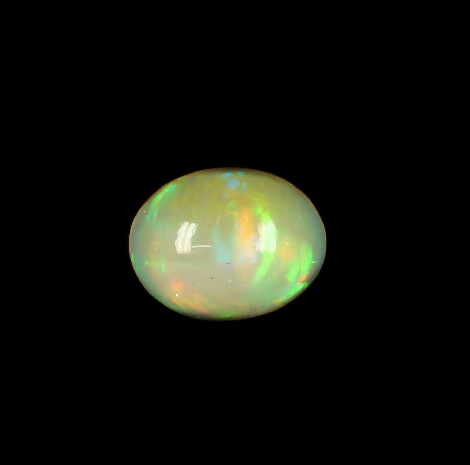 Loser Opal, 5.35 ct, ovaler Cabochon, unbeh., 14.89 x 11.68 x 7.28 mm, Farbspiel in Grün und Orange,