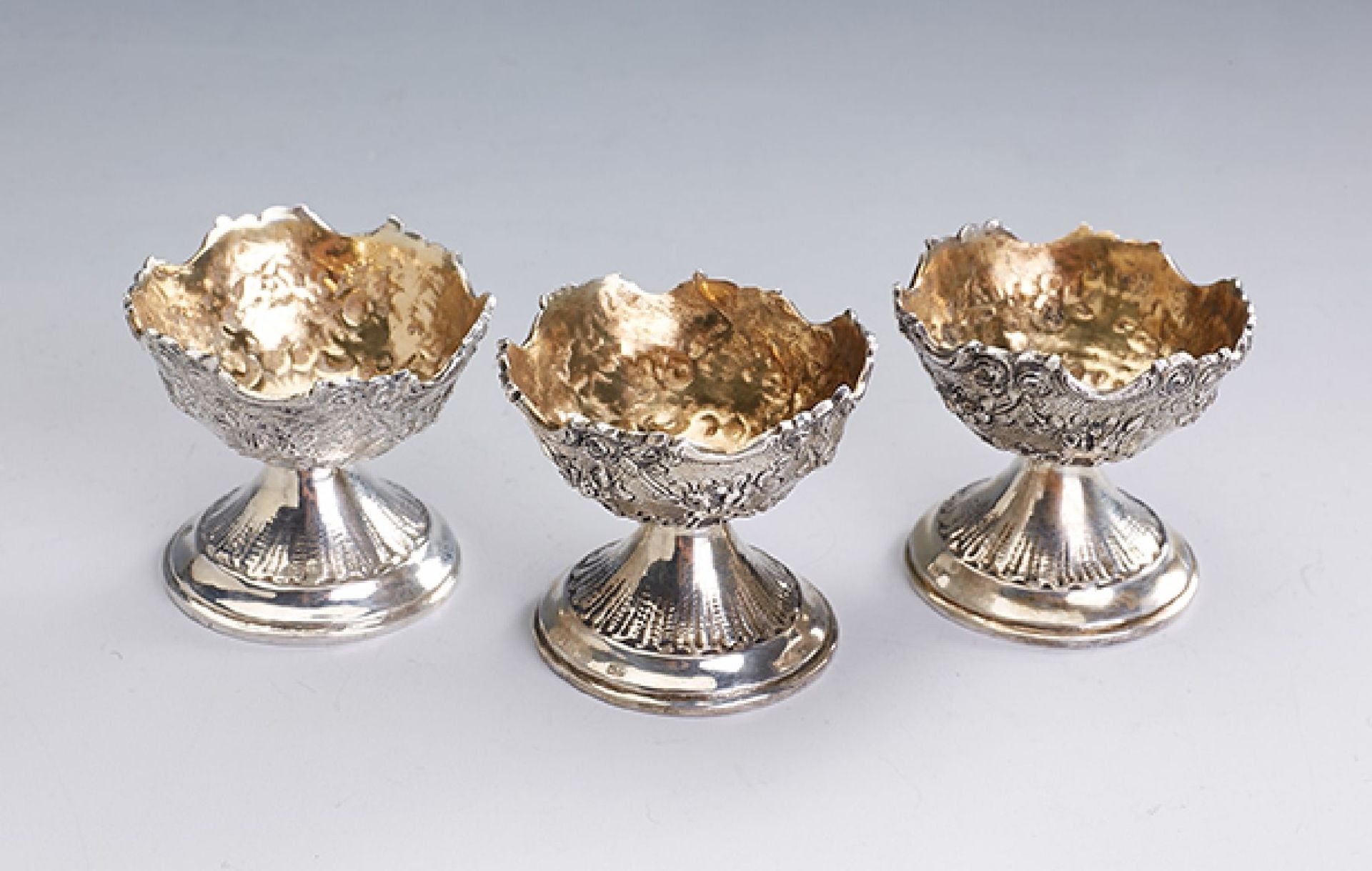 6 Eierbecher, 800er Silber, um 1900, teilvergoldet, umlaufende Rosengirlanden, schöne schwere Qual.,