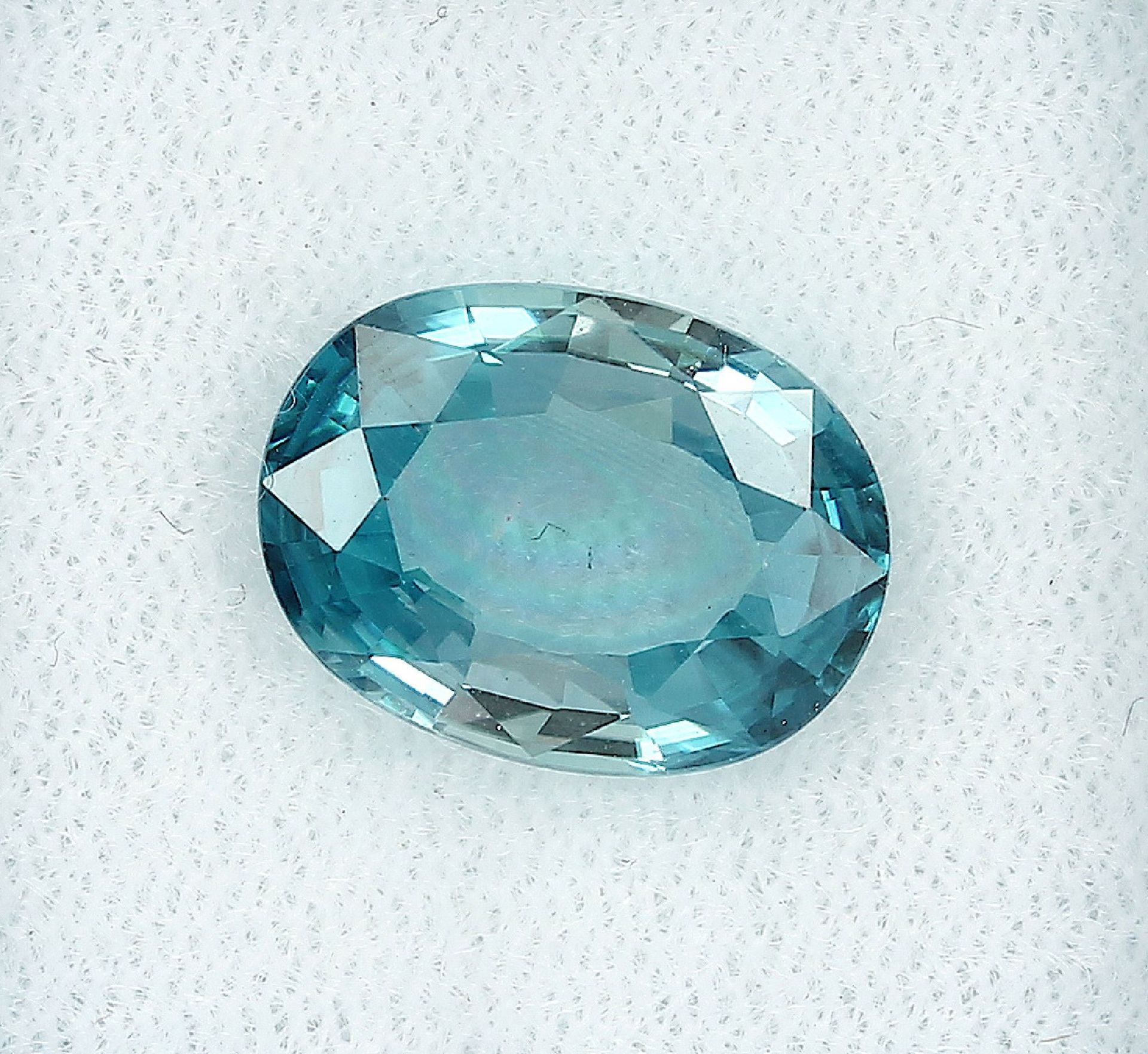 Konvolut 3 lose Zirkone, 1 x rundfacett., ca. 4.35 ct, 1 x ovalfacett.,ca. 5.0 ct, blau, 1 x 4.71