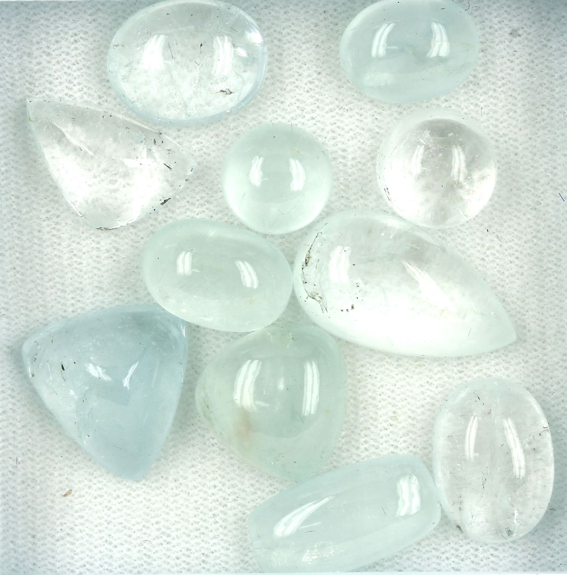 Lot lose Aquamarine, zus. ca. 86.2 ct, Cabochons in versch. Größen und Formen Schätzpreis: 1900, -