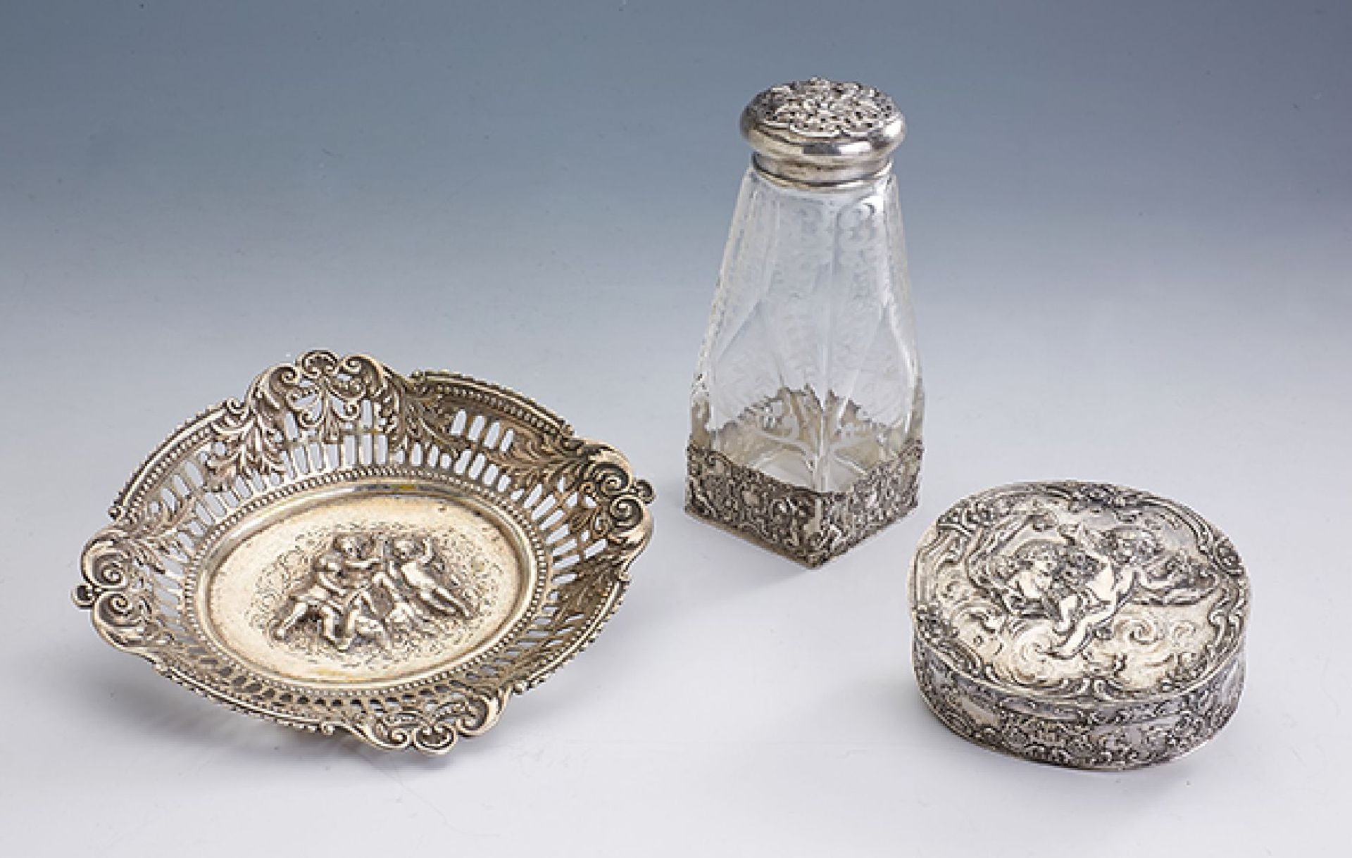 Konvolut 3 Teile Silber, Hanau um 1900, 800er Silber, Anbietschale, Deckeldose, und Zuckerstreuer, 1