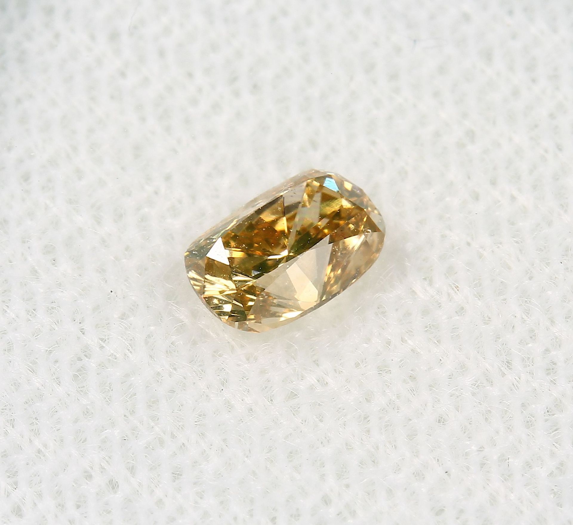 Loser Diamant, 0.49 ct Natural fancy intense orangy yellow/vs2, Kissenschliff, 5.46 x 3.67 x 3.23 - Bild 2 aus 4