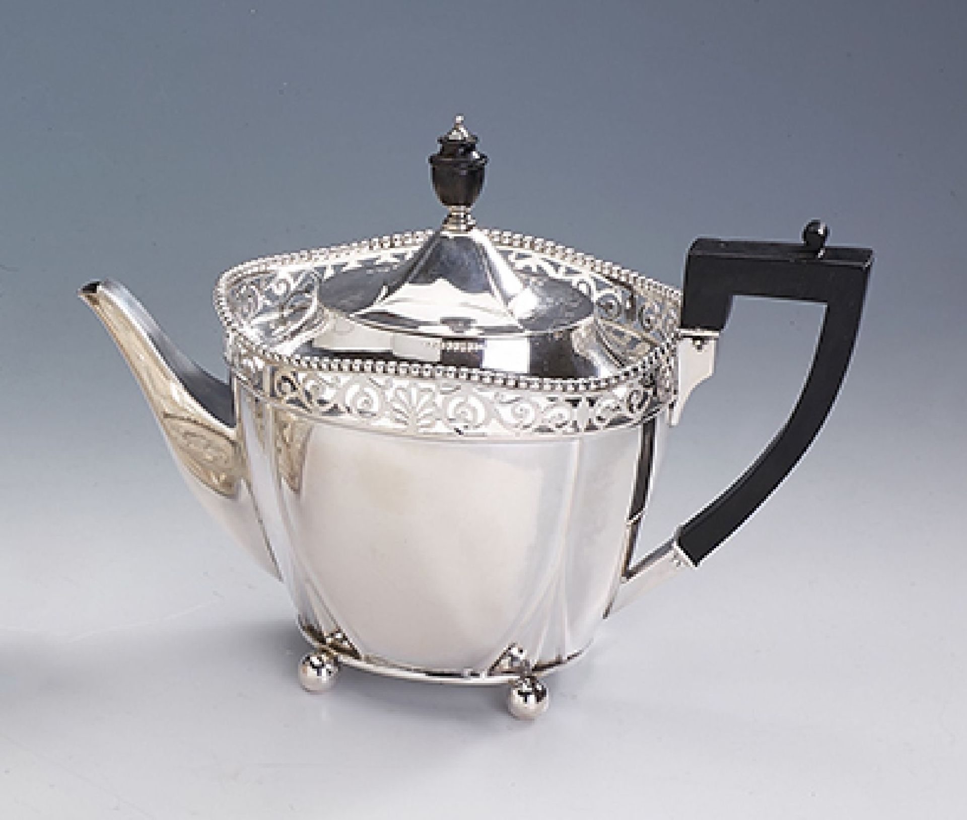 Teekanne, Österreich nach 1868, vor 1890, 800er Silber, Deckel mit Scharnier, Perlleistenverzierung,