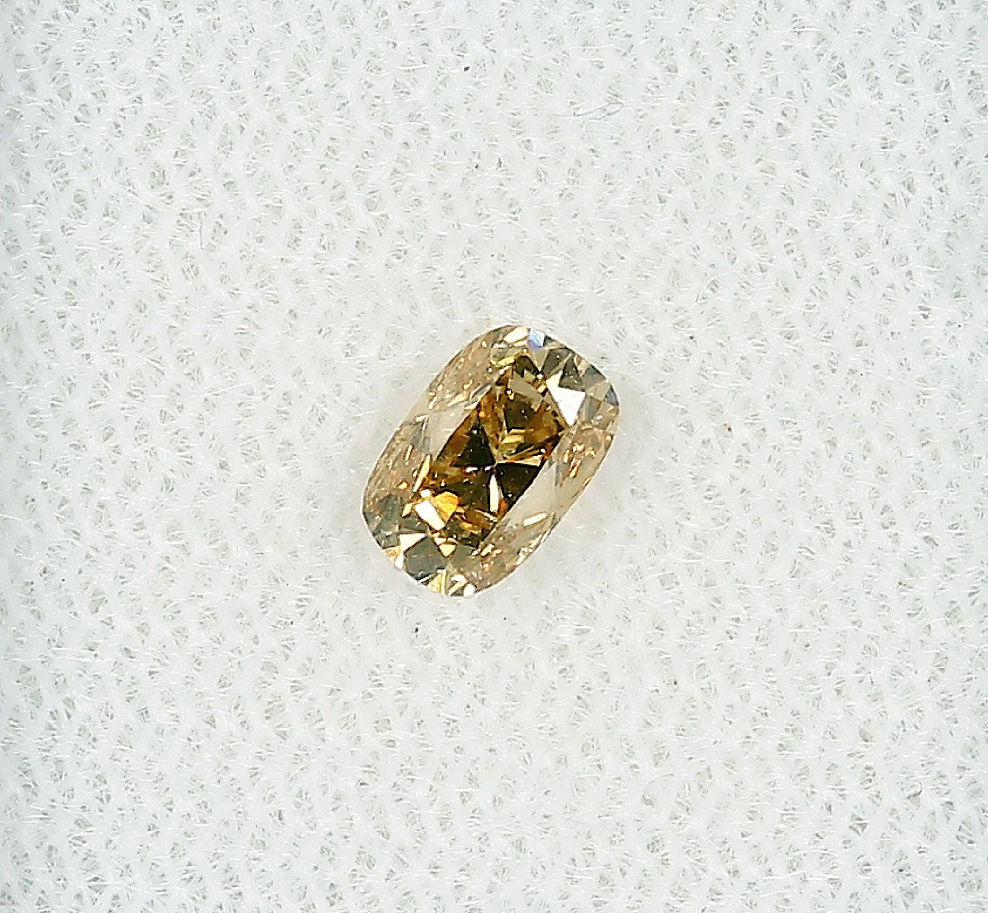 Loser Diamant, 0.49 ct Natural fancy intense orangy yellow/vs2, Kissenschliff, 5.46 x 3.67 x 3.23