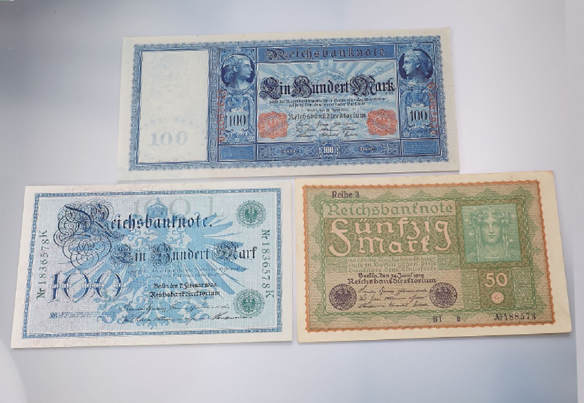 Sammelalbum mit 29 Banknoten und 12 Postkarten, best. aus: div. Banknoten, u.a.100 Mark,