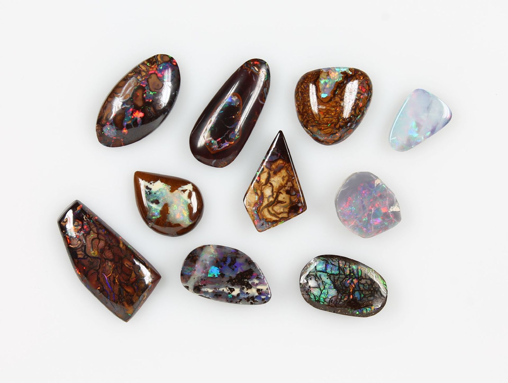 Konvolut 10 lose Opale, best. aus: 1 x dunkler Opal, ca. 4.1 ct, 1 x Yowah-Nuss Opal, ca. 10.2 ct, 1