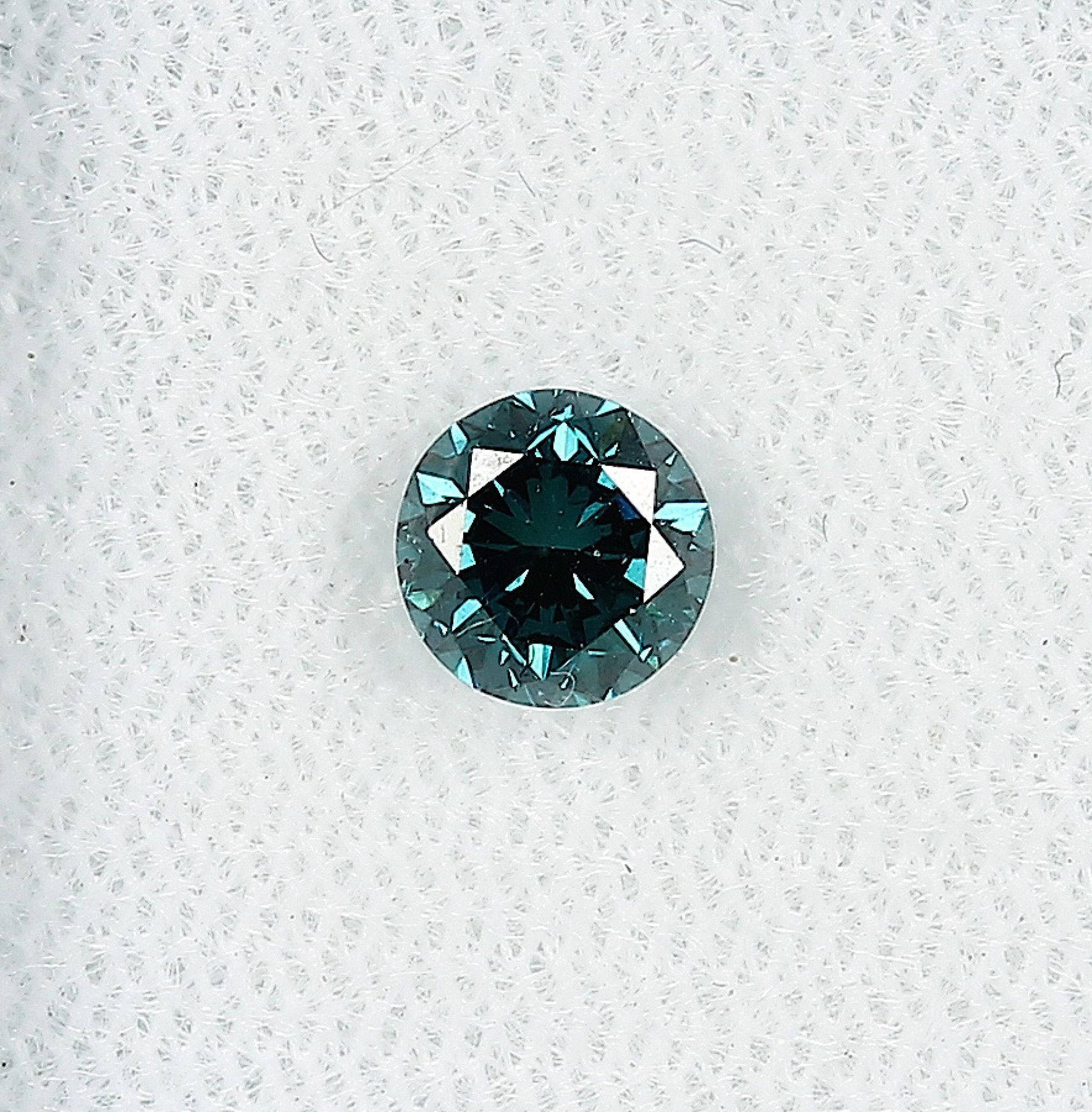 Loser Brillant, ca. 0.63 ct blau (beh.) Schätzpreis: 1100, - EURLoose brilliant, approx. 0.63 ct