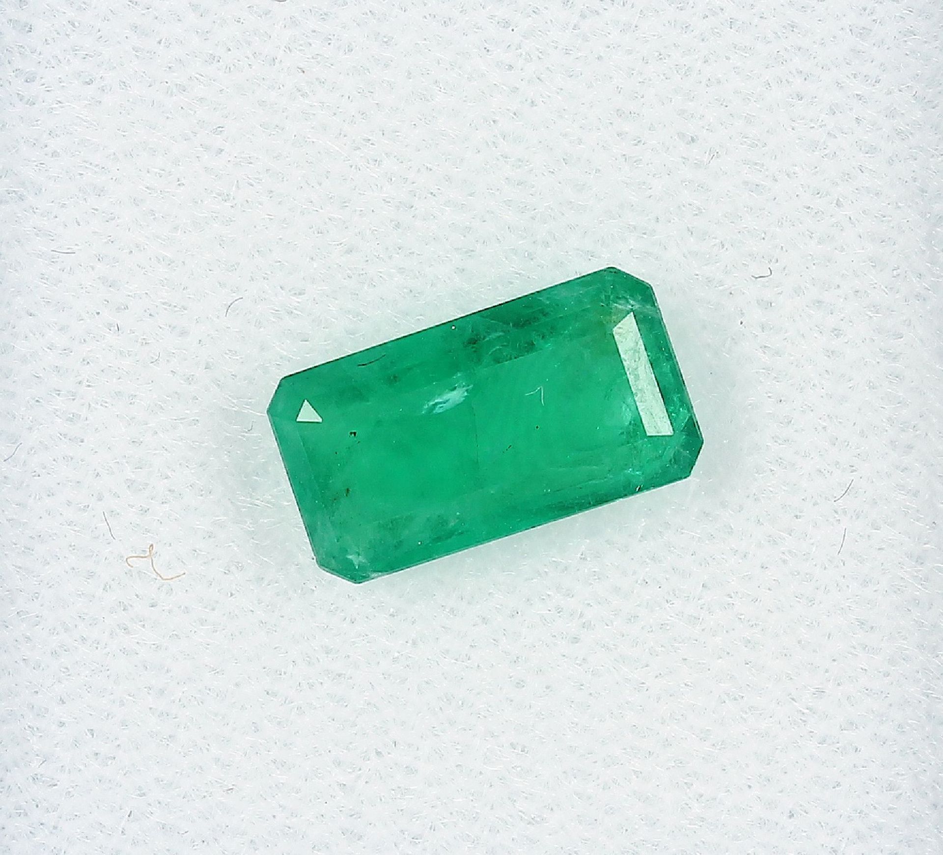 Loser Smaragd, ca. 2.80 ct, rechteckig facett. Schätzpreis: 890, - EURLoose emerald , approx. 2.80