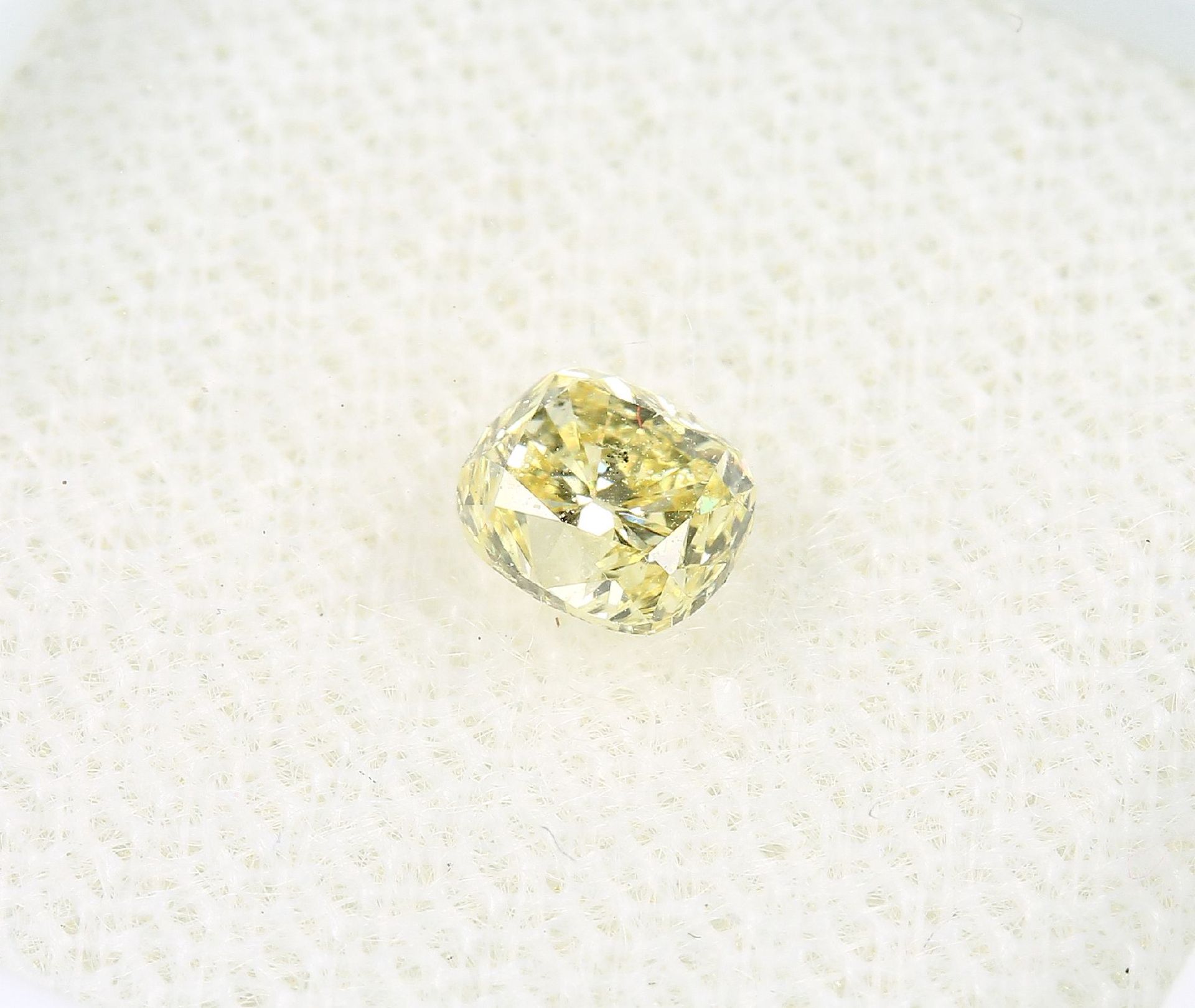 Loser Diamant, 0.39 ct Natural fancy yellow/si2, Kissenschliff, 4.30 x 3.66 x 2.99 mm, mit GIA- - Bild 2 aus 4