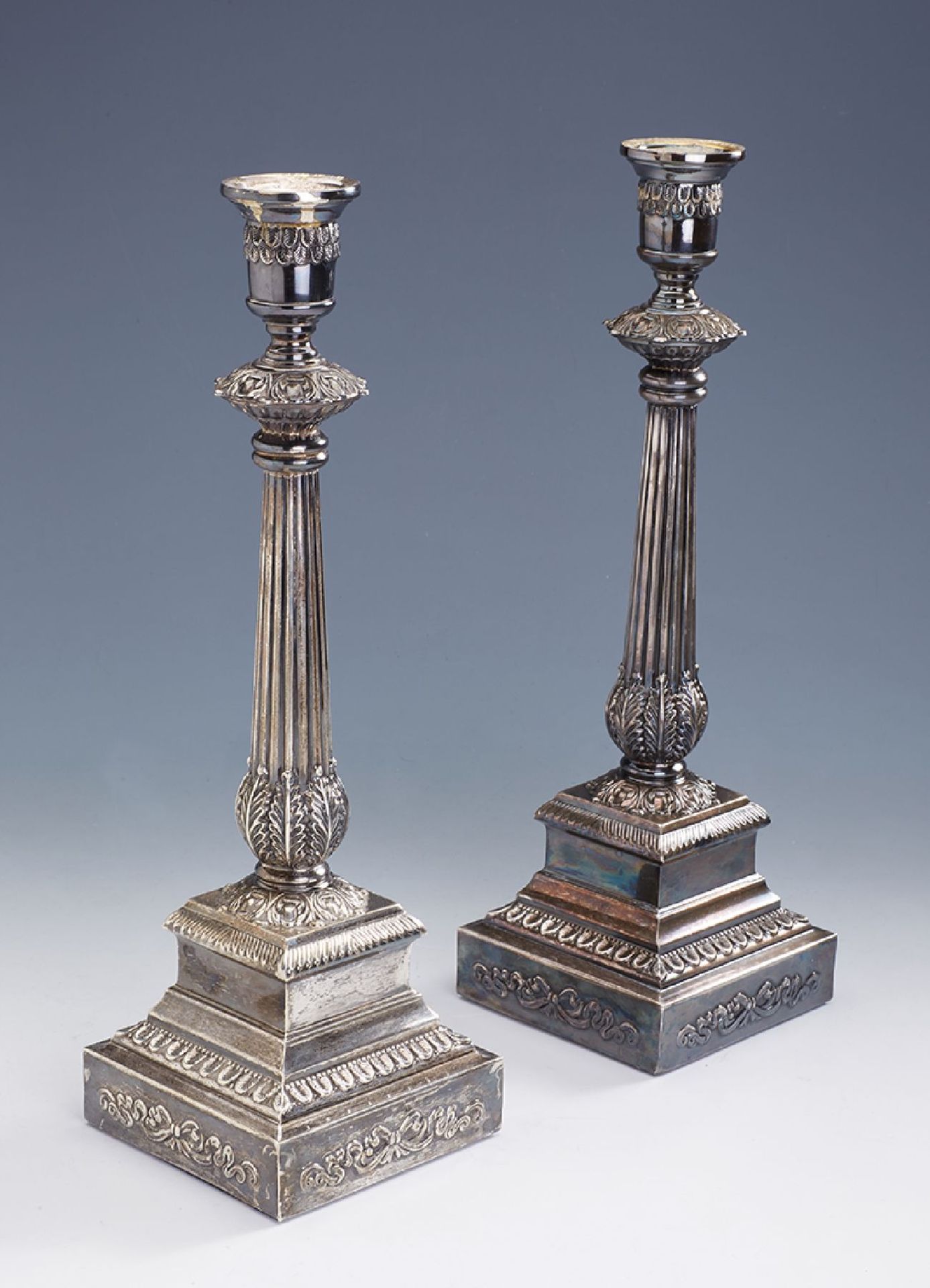 Kerzenleuchterpaar, Norwegen um 1910, 925er Silber, gefüllt, Klassizismus, Säulenform,