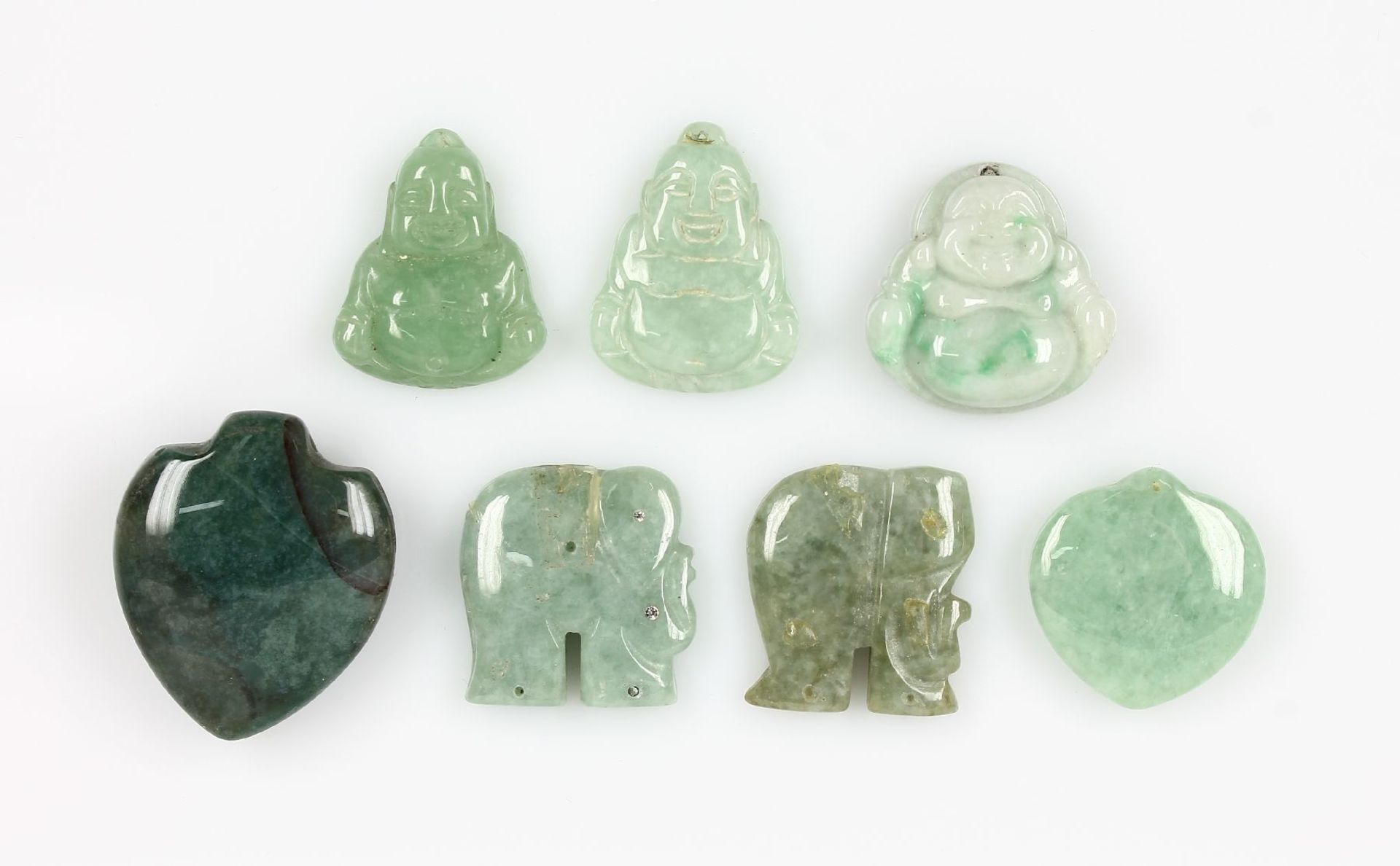 Lot 7 Jadeskulpturen, zus. ca. 296 ct, best. aus: 2 x Elefant, ca. 2.5 x 2.5 cm, 3 x buddha, ca. 2 x