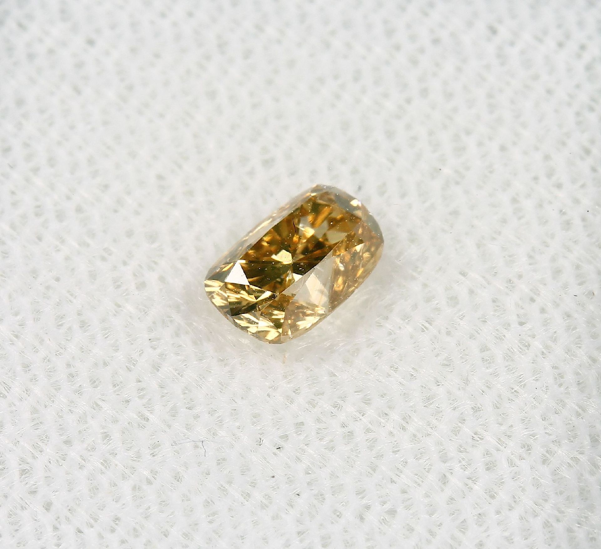 Loser Diamant, 0.49 ct Natural fancy intense orangy yellow/vs2, Kissenschliff, 5.46 x 3.67 x 3.23 - Bild 3 aus 4