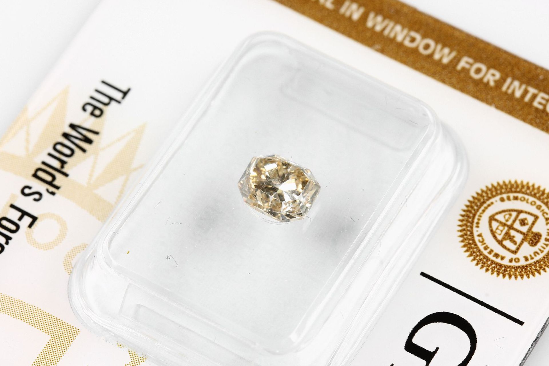 Loser Diamant, 0.77 ct Natural fancy yellow-brown, achteckig facett., 5.53 x 4.77 x 3.77 mm, - Bild 3 aus 4