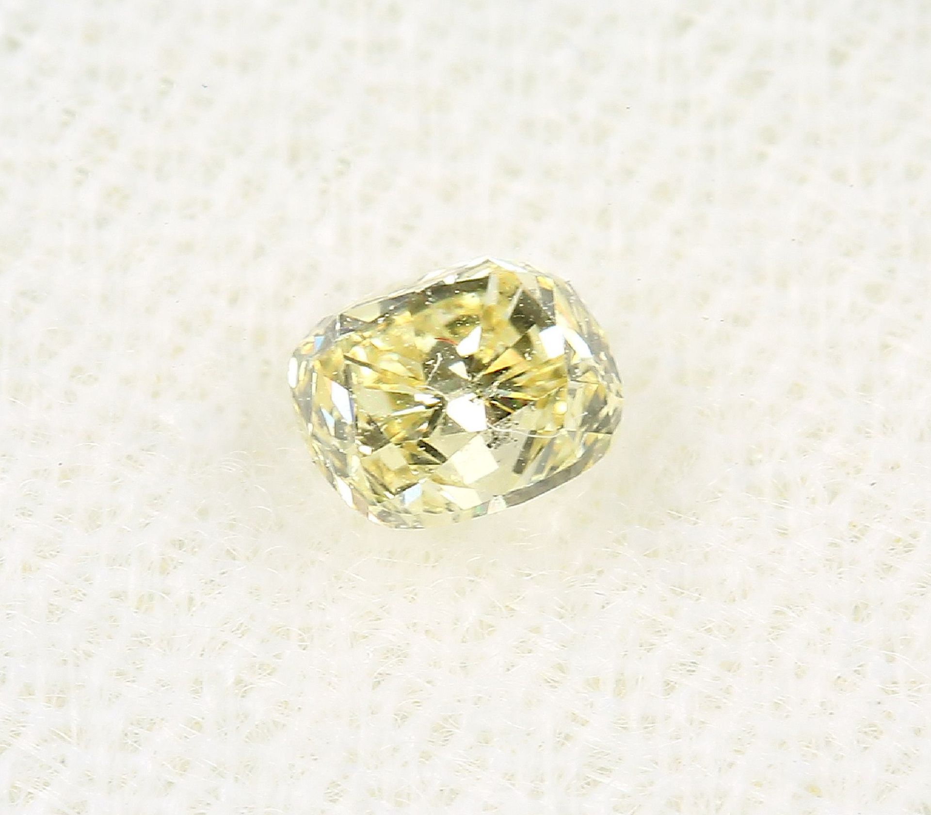 Loser Diamant, 0.39 ct Natural fancy yellow/si2, Kissenschliff, 4.30 x 3.66 x 2.99 mm, mit GIA- - Bild 3 aus 4