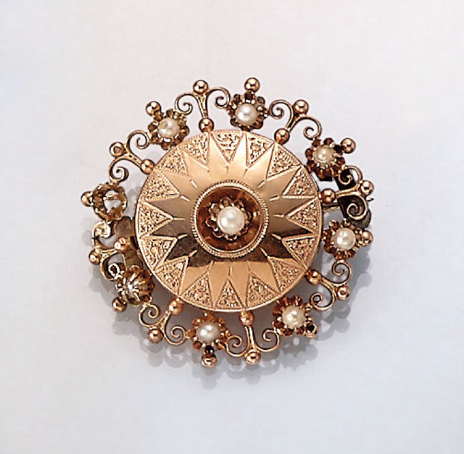 8 kt Gold Brosche mit Perlchen, um 1860, GG 333/000, kleiner Perlchenbesatz, mittig mit abstrakt