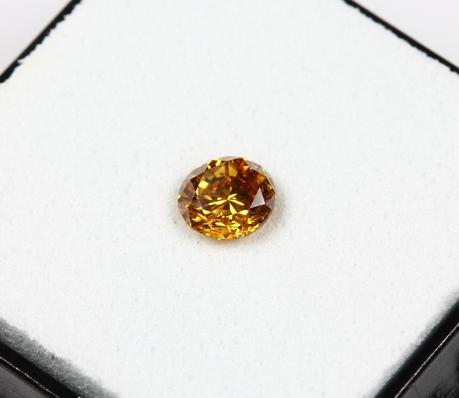 Loser Brillant, 0.41 ct Natural fancy vivid orange yellow/si2, 4.54-4.68 x 2.90 mm, mit HRD- - Bild 2 aus 4