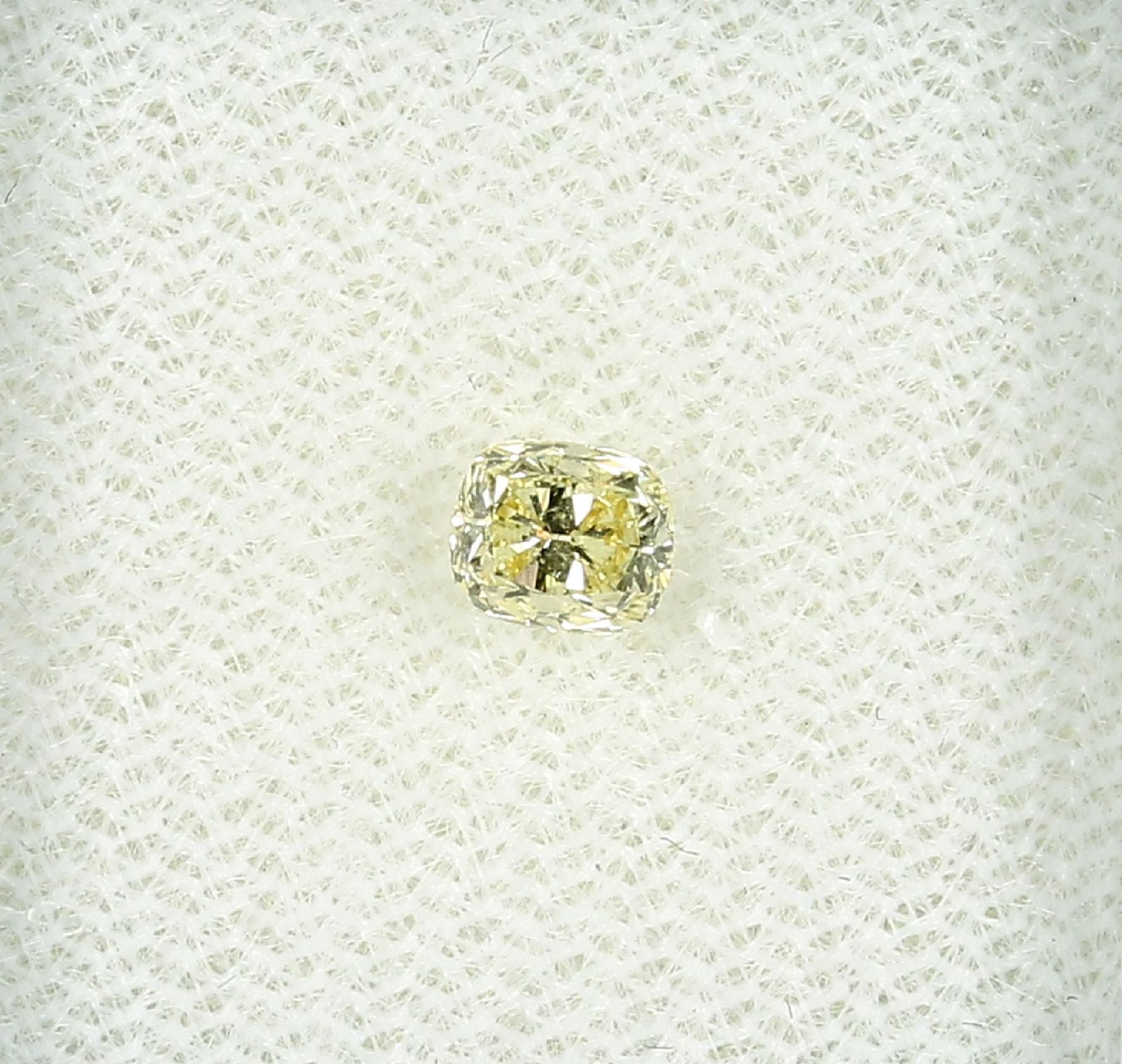 Loser Diamant, 0.39 ct Natural fancy yellow/si2, Kissenschliff, 4.30 x 3.66 x 2.99 mm, mit GIA-