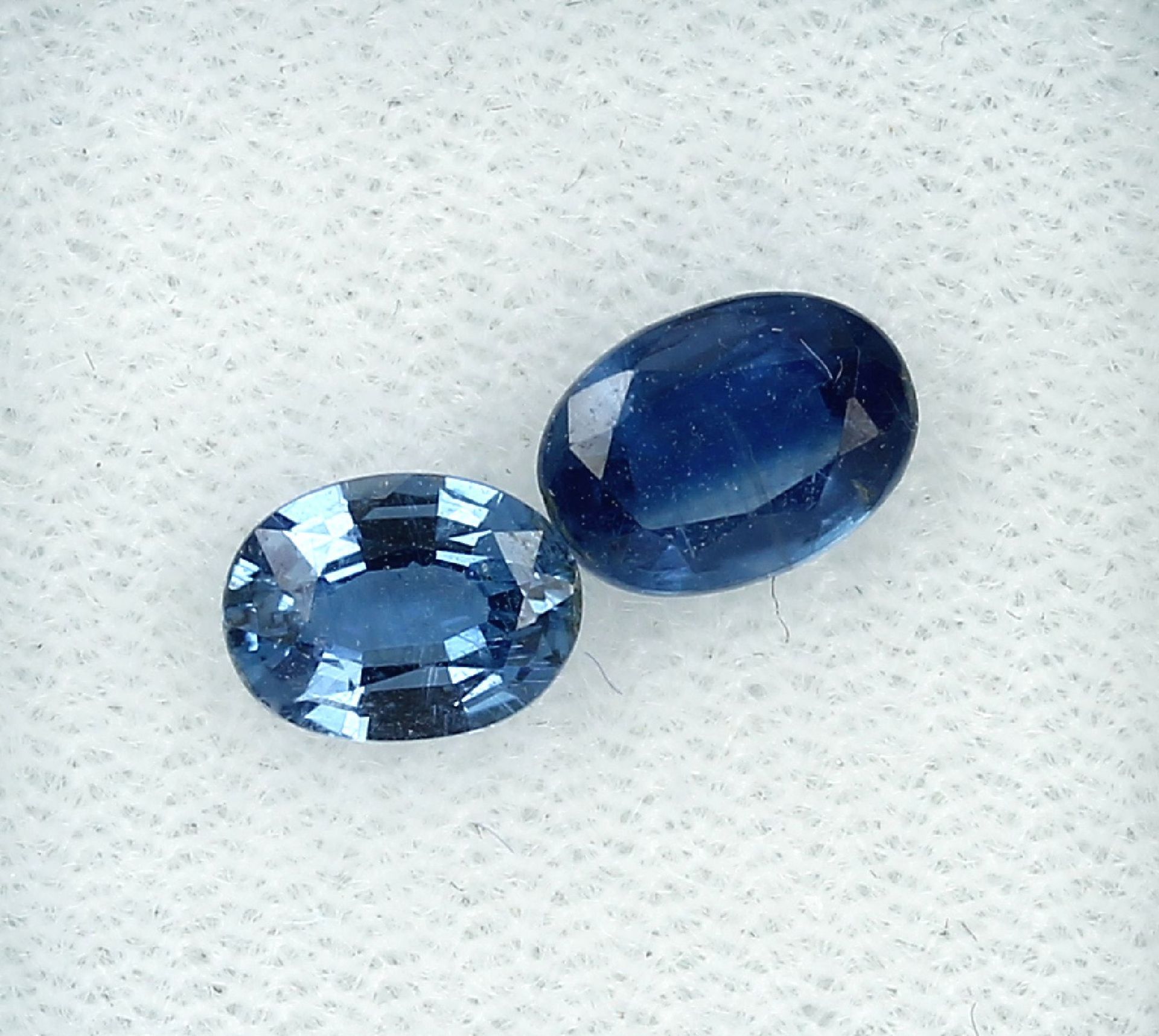 Lot 2 lose Kyanite, zus. ca. 1.8 ct, oval facett., versch. Größen Schätzpreis: 240, - EURLot 2 loose