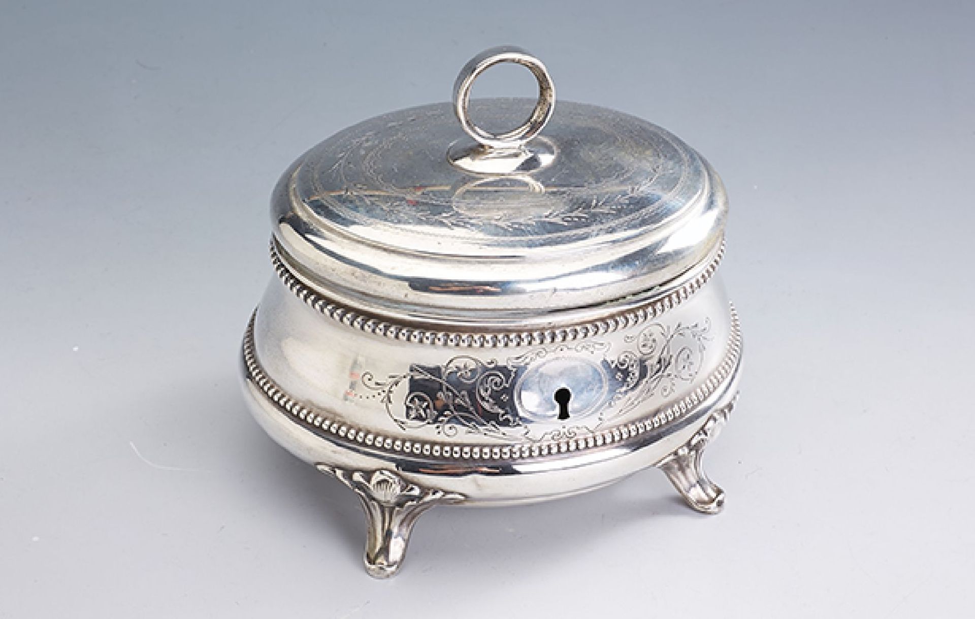 Zuckerdose, wohl Berlin um 1860/70, 750er Silber, Perlleistenverzierung, geschweifte Beine, Deckel