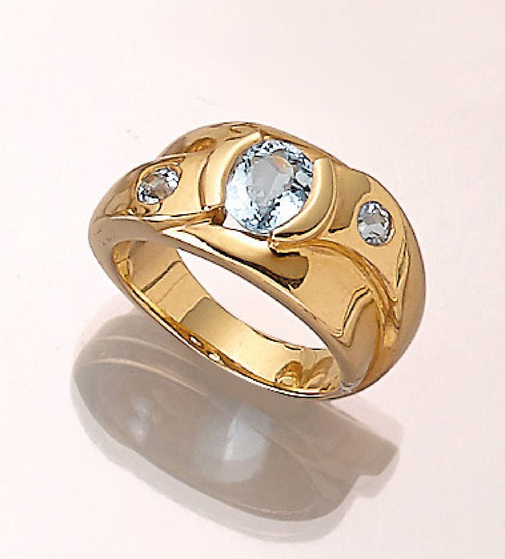 18 kt Gold Ring mit Aquamarinen, GG 750/000, 1 ovalfacett. und 2 rundfacett. Aquamarine zus. ca. 2.