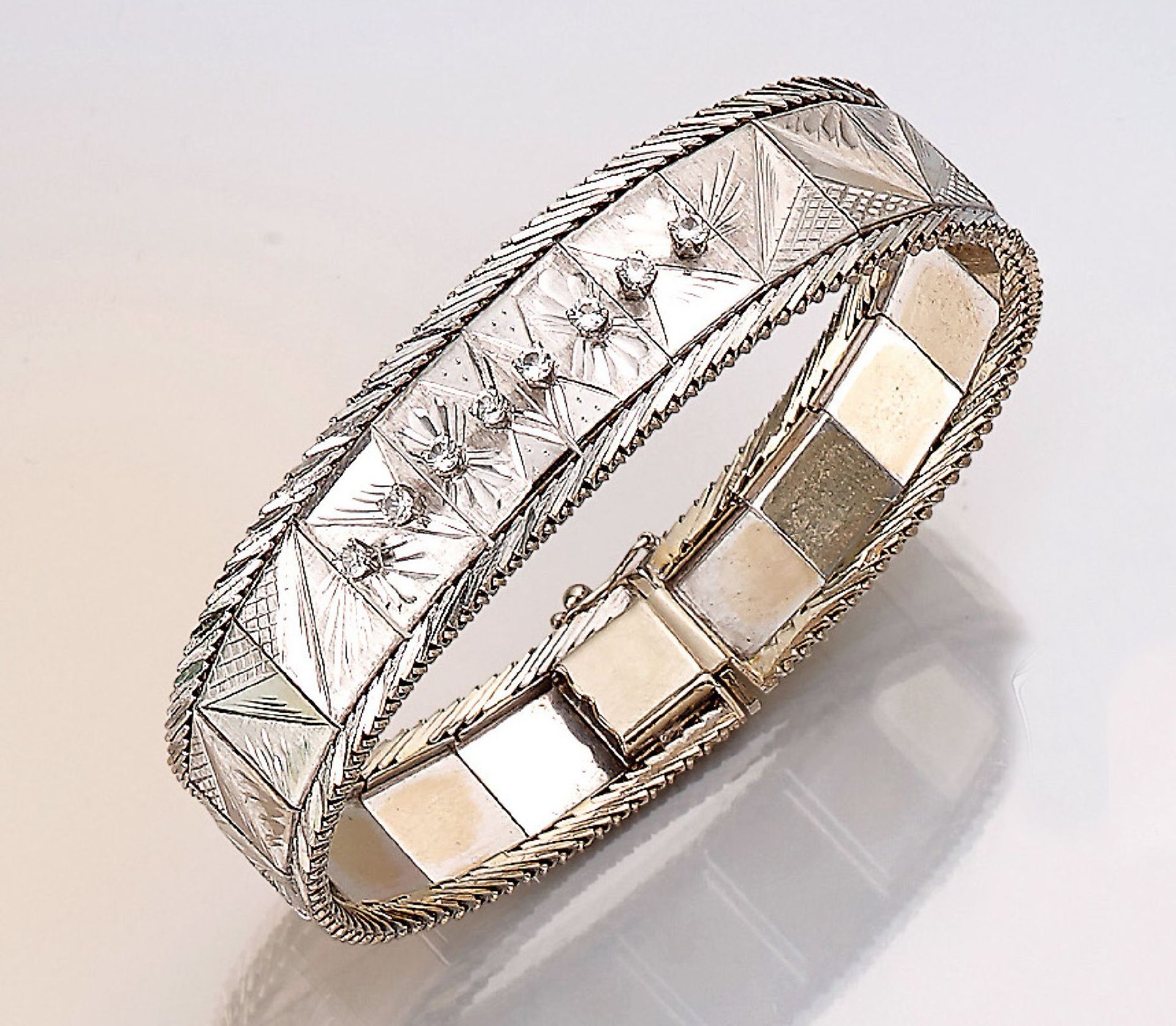 18 kt Gold Armband mit Diamantbesatz, ca. 35.6g, WG 750/000, Band abstr. floral grav., z.T. pol.,