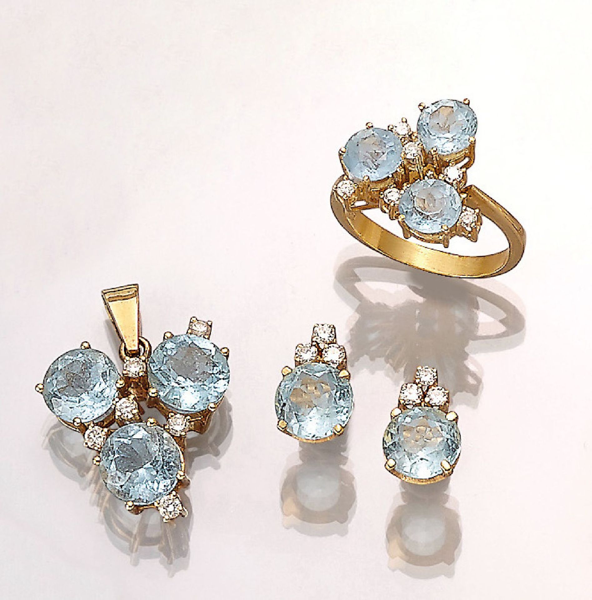 Schmuckset mit Aquamarinen und Brillanten, best. aus: Ring, Anhänger und Paar Ohrstecker,GG 585/