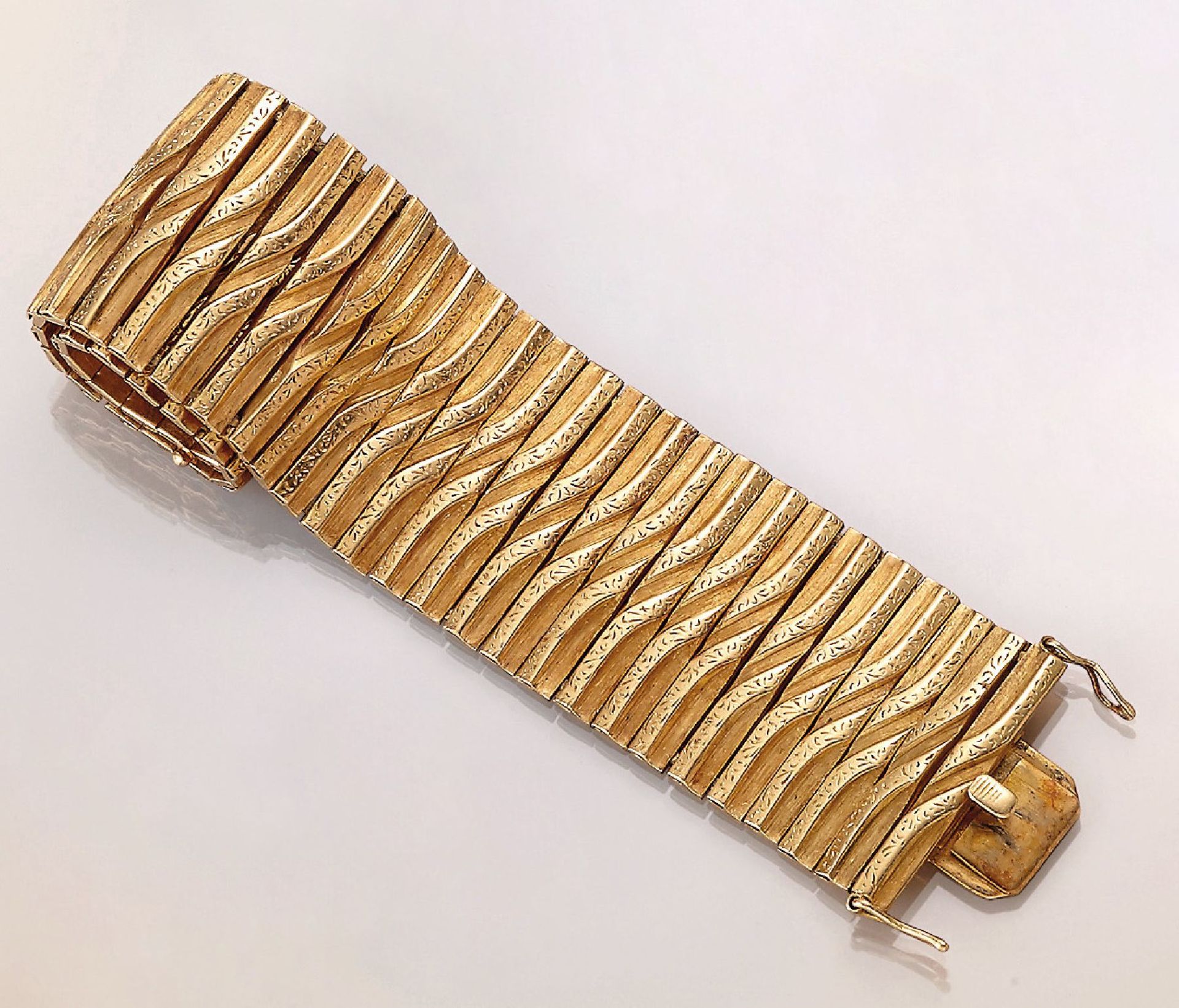 Breites 18 kt Gold Armband, ca. 87.1 g, GG 750/000, Glieder bewegl., grav., pol. und sat., L. ca.