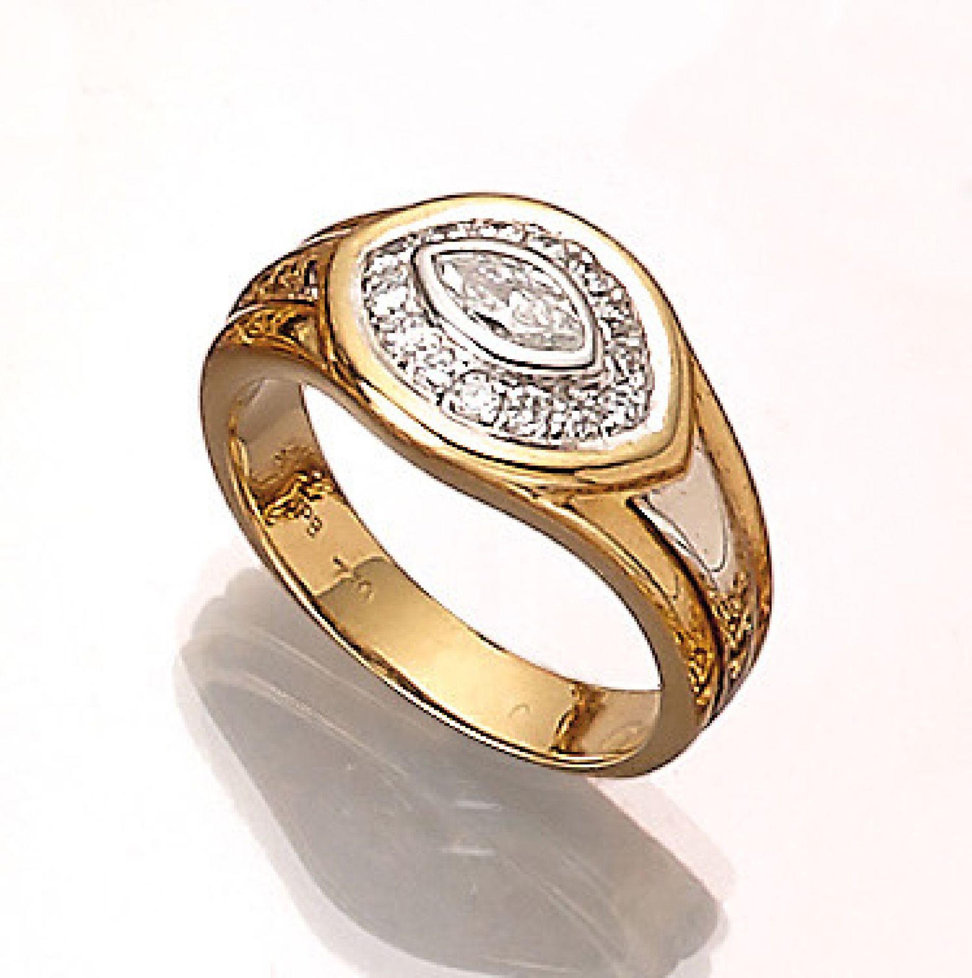 18 kt Gold Ring mit Diamanten, WG/GG 750/000, Diamantnavette ca. 0.28 ct, umgeben von 14