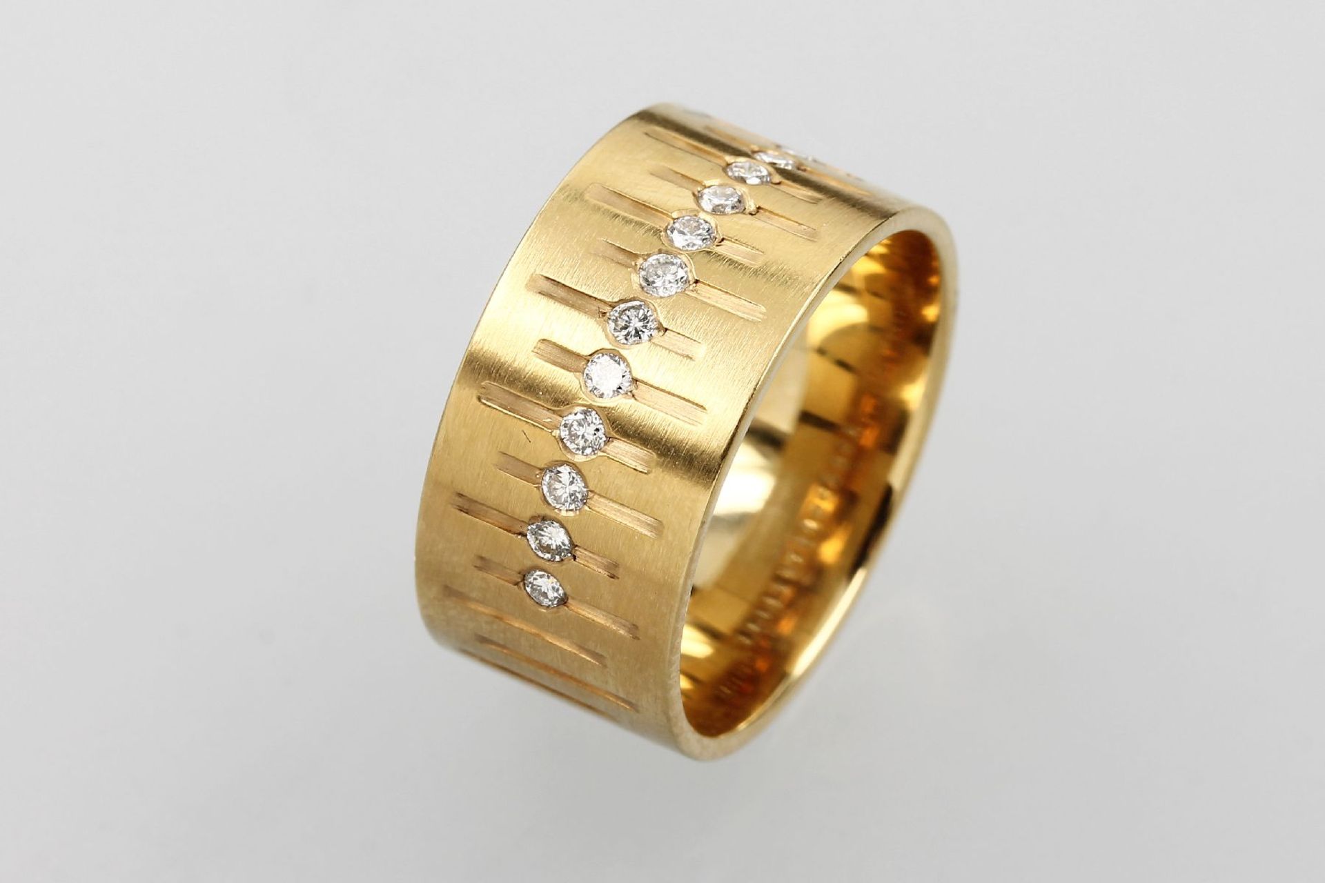 18 kt Gold Ring mit Brillanten, GG 750/000,15 Brillanten zus. ca. 0.30 ct (grav.) feines Weiß/si,