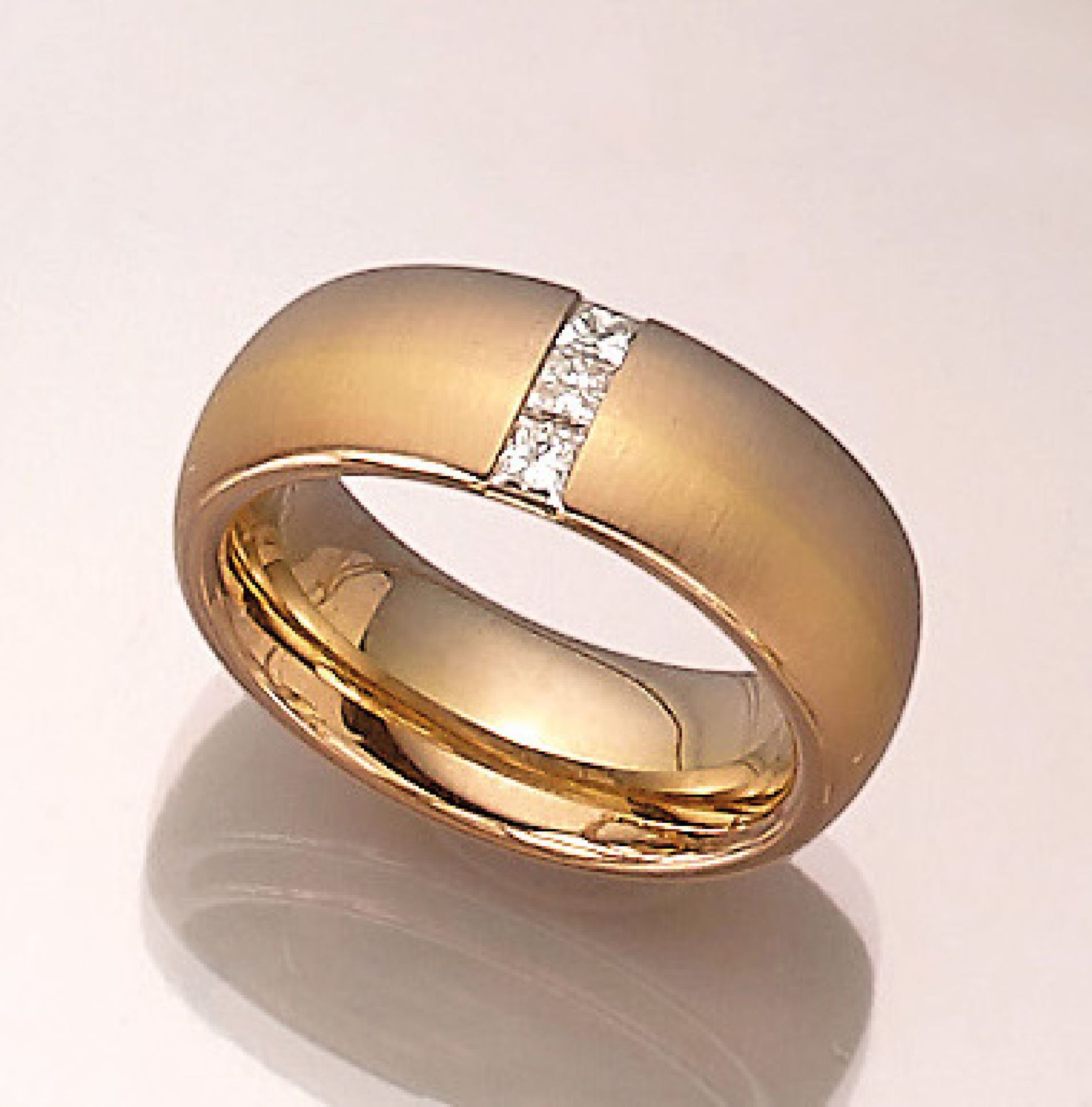 18 kt Gold Ring mit Diamanten, WG/GG 750/000, 3 Diamanten im Princess Cut zus. ca. 0.30 ct feines