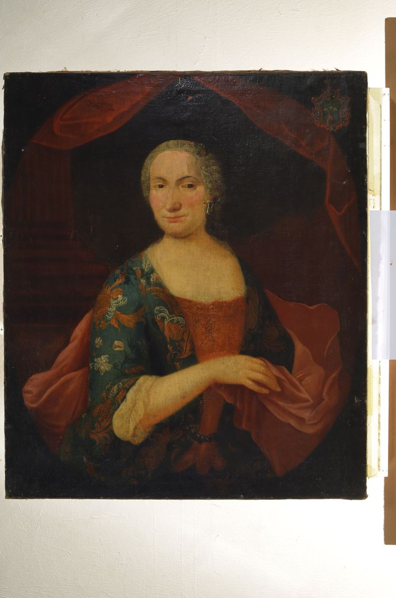 Porträtmaler, süddeutsch, 18. Jh., Darstellung einer Adligen, Öl/Lwd, altersbedingt beschädigt und - Bild 2 aus 2